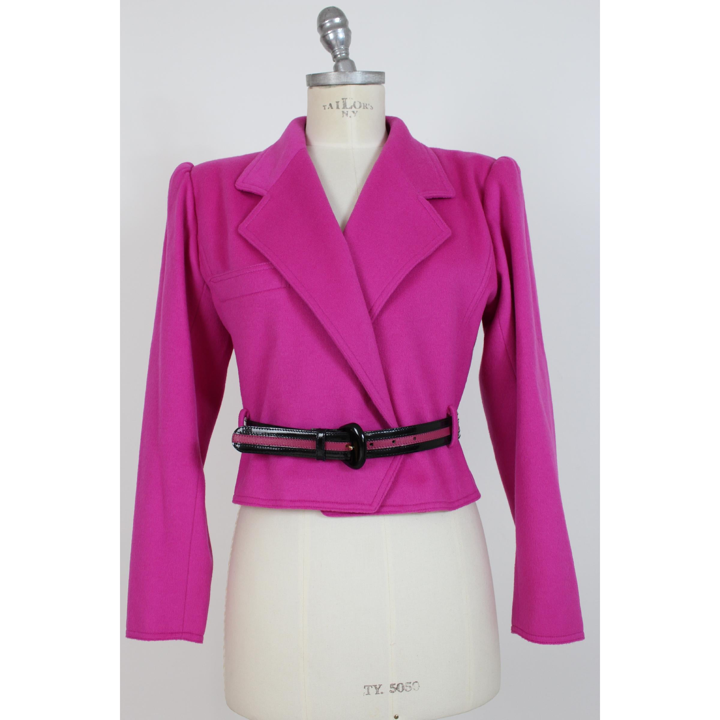 Emanuel Ungaro vintage women's short jacket, pink, double-breasted model with black and pink adjustable waist belt. 75% wool 25% cashmere. 1990s. Made in Italy. Very good vintage condition has small signs of use.

Size: 40 It 6 Us 8 Uk

Shoulder: 42