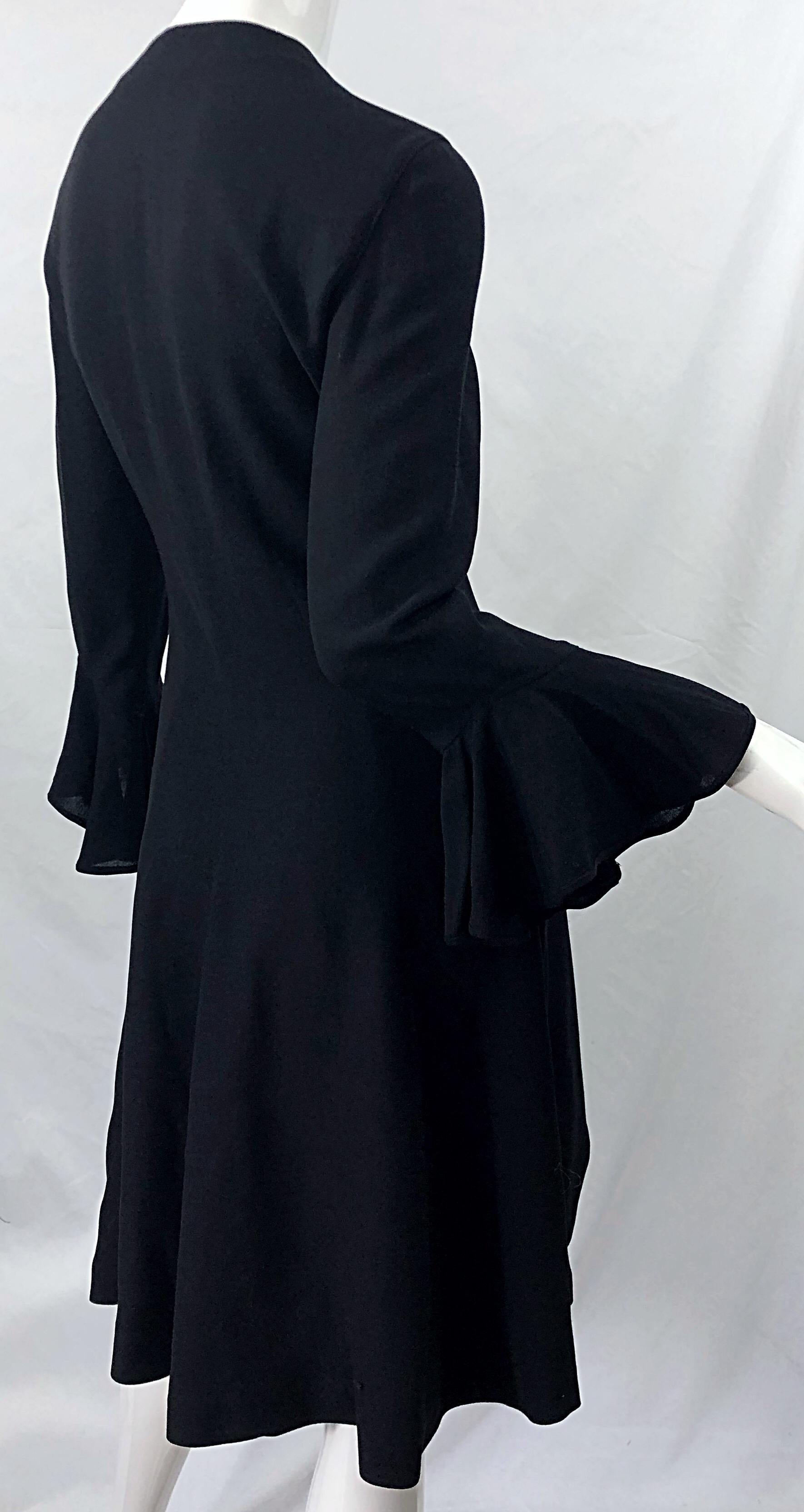 1990er Emanuel Ungaro Größe 10 Schwarzes Vintage-Wickelkleid mit Glockenärmeln aus Viskose im Angebot 6