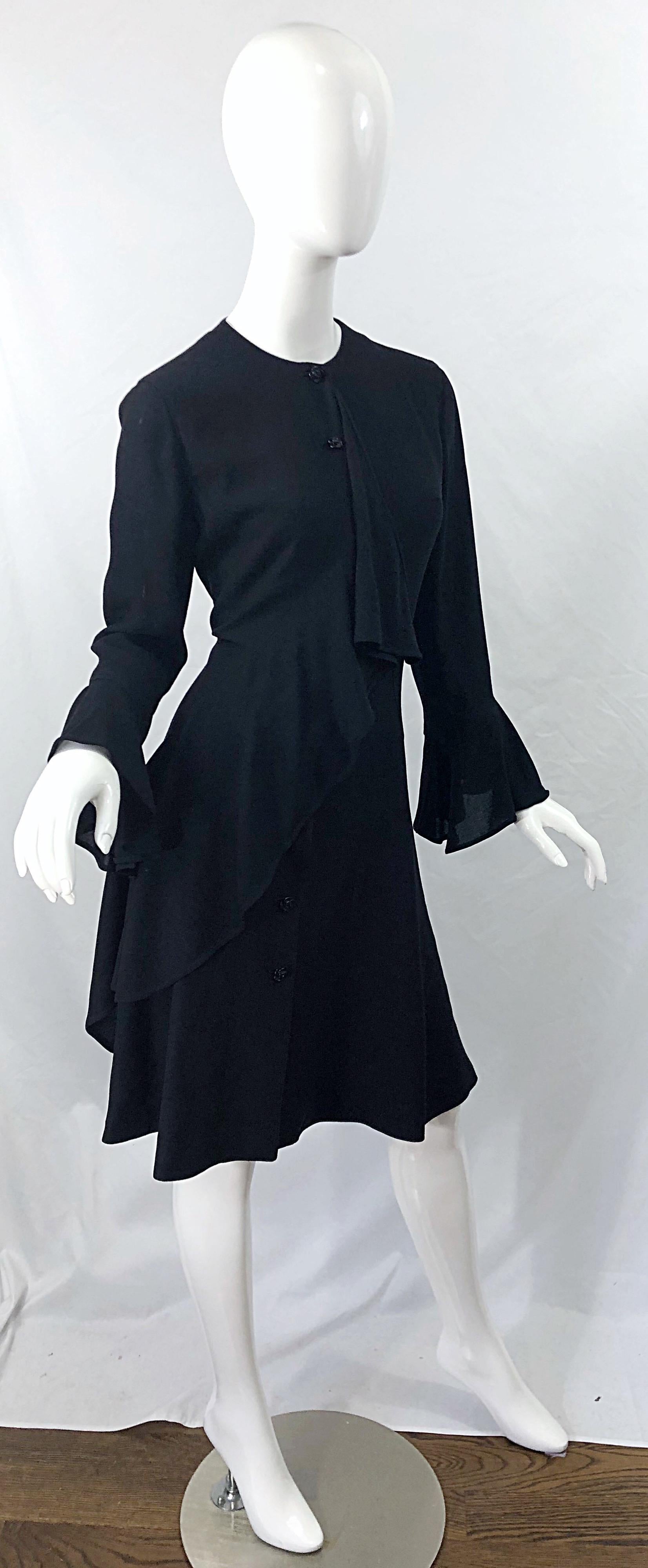 1990er Emanuel Ungaro Größe 10 Schwarzes Vintage-Wickelkleid mit Glockenärmeln aus Viskose im Angebot 8