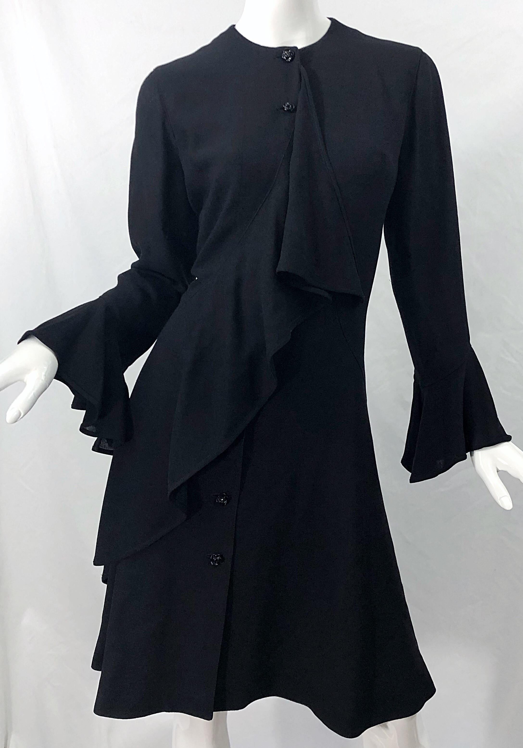 1990er Emanuel Ungaro Größe 10 Schwarzes Vintage-Wickelkleid mit Glockenärmeln aus Viskose im Angebot 9