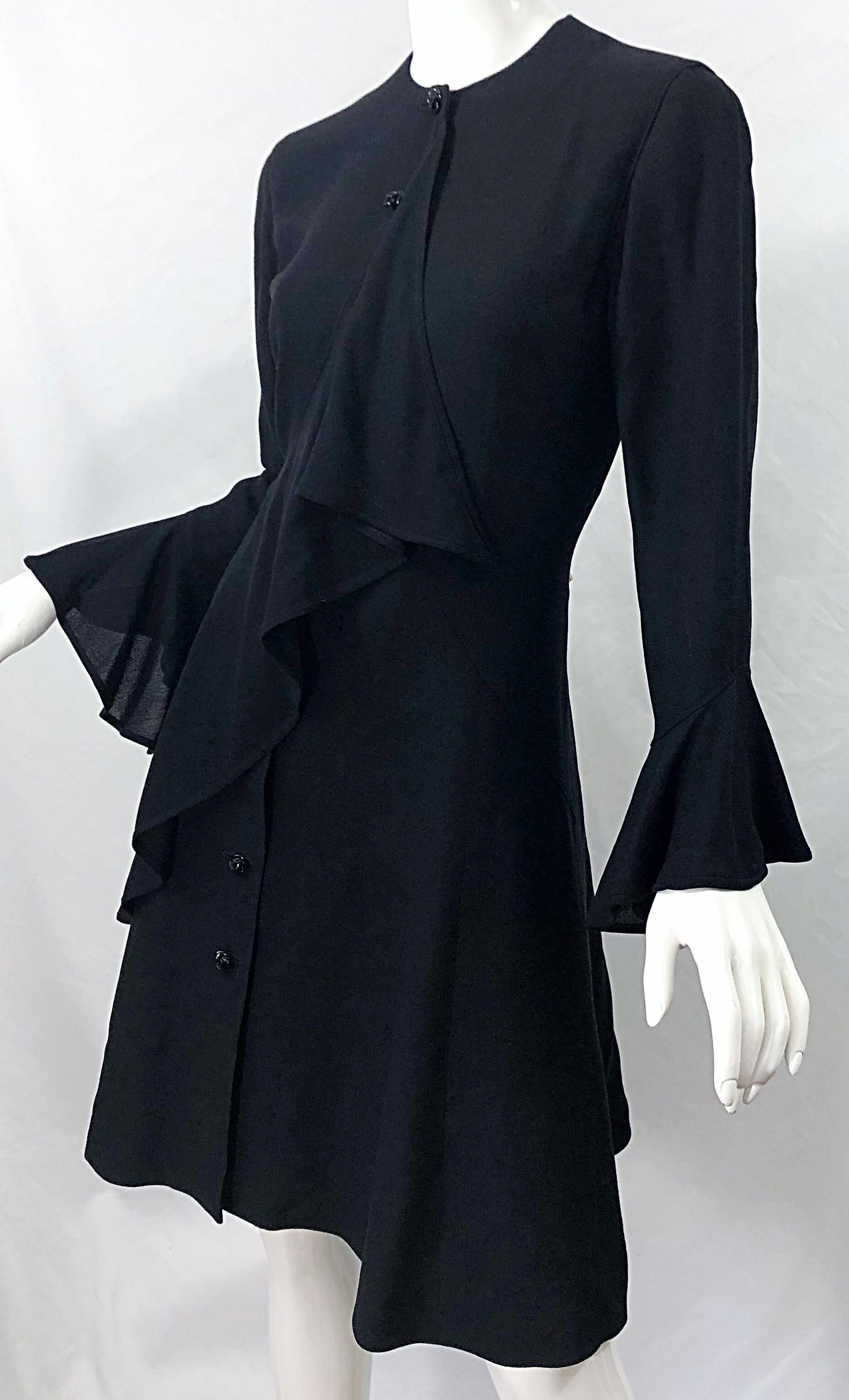1990er Emanuel Ungaro Größe 10 Schwarzes Vintage-Wickelkleid mit Glockenärmeln aus Viskose im Angebot 10