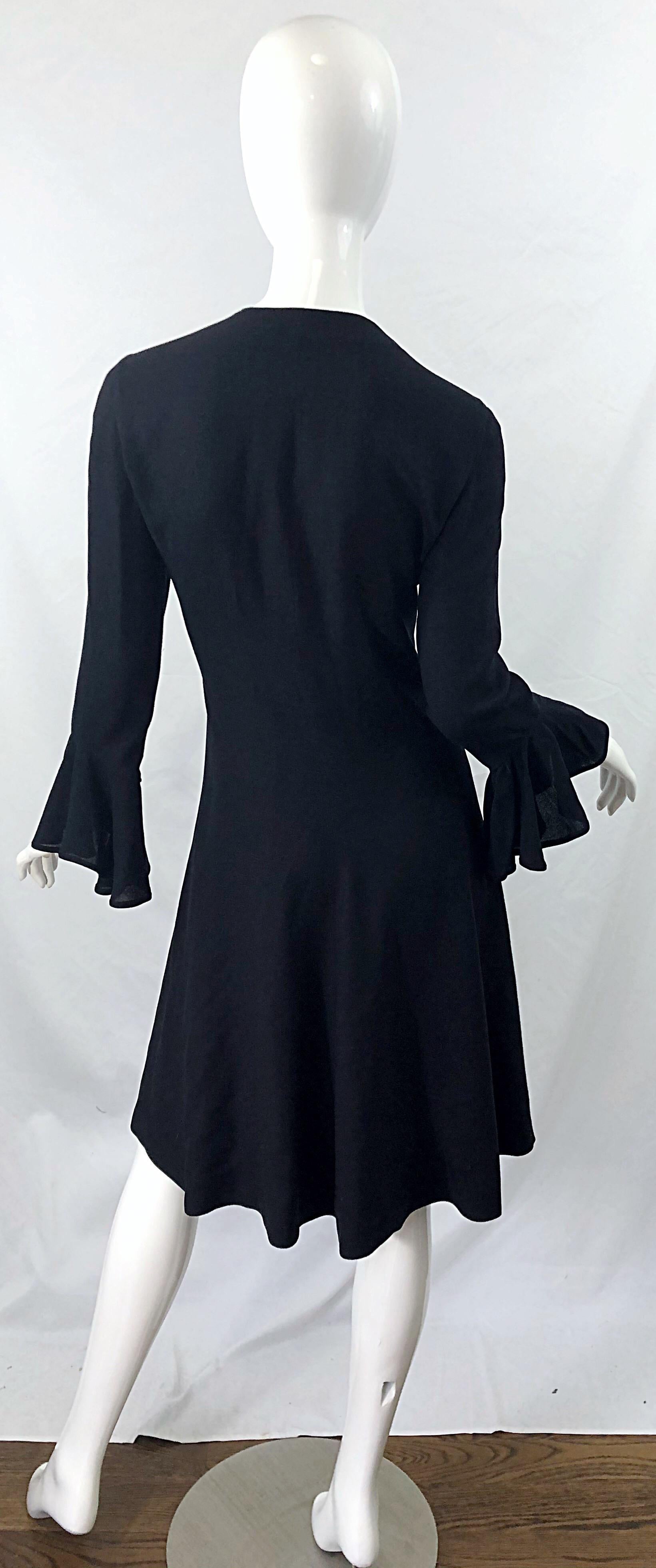 1990er Emanuel Ungaro Größe 10 Schwarzes Vintage-Wickelkleid mit Glockenärmeln aus Viskose im Angebot 11