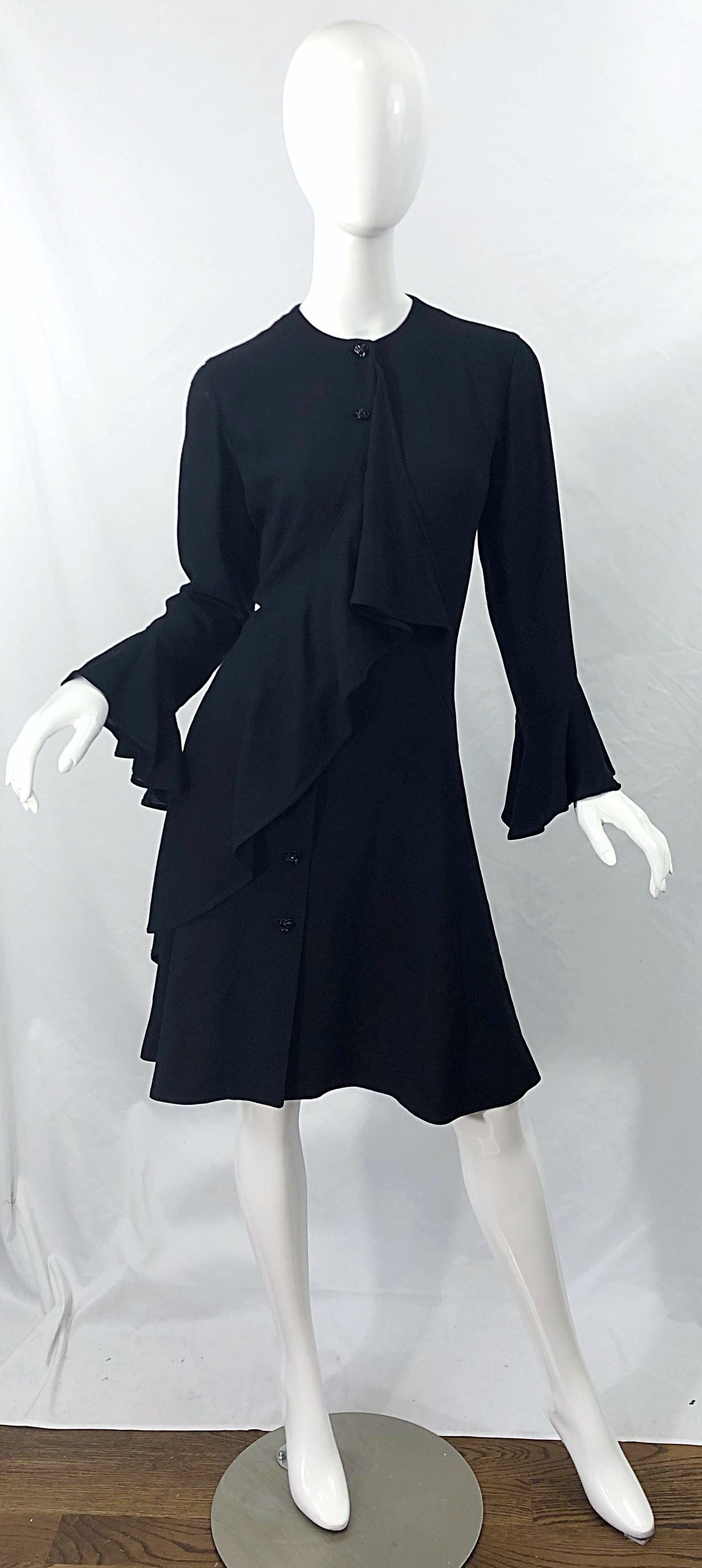 1990er Emanuel Ungaro Größe 10 Schwarzes Vintage-Wickelkleid mit Glockenärmeln aus Viskose im Angebot 12