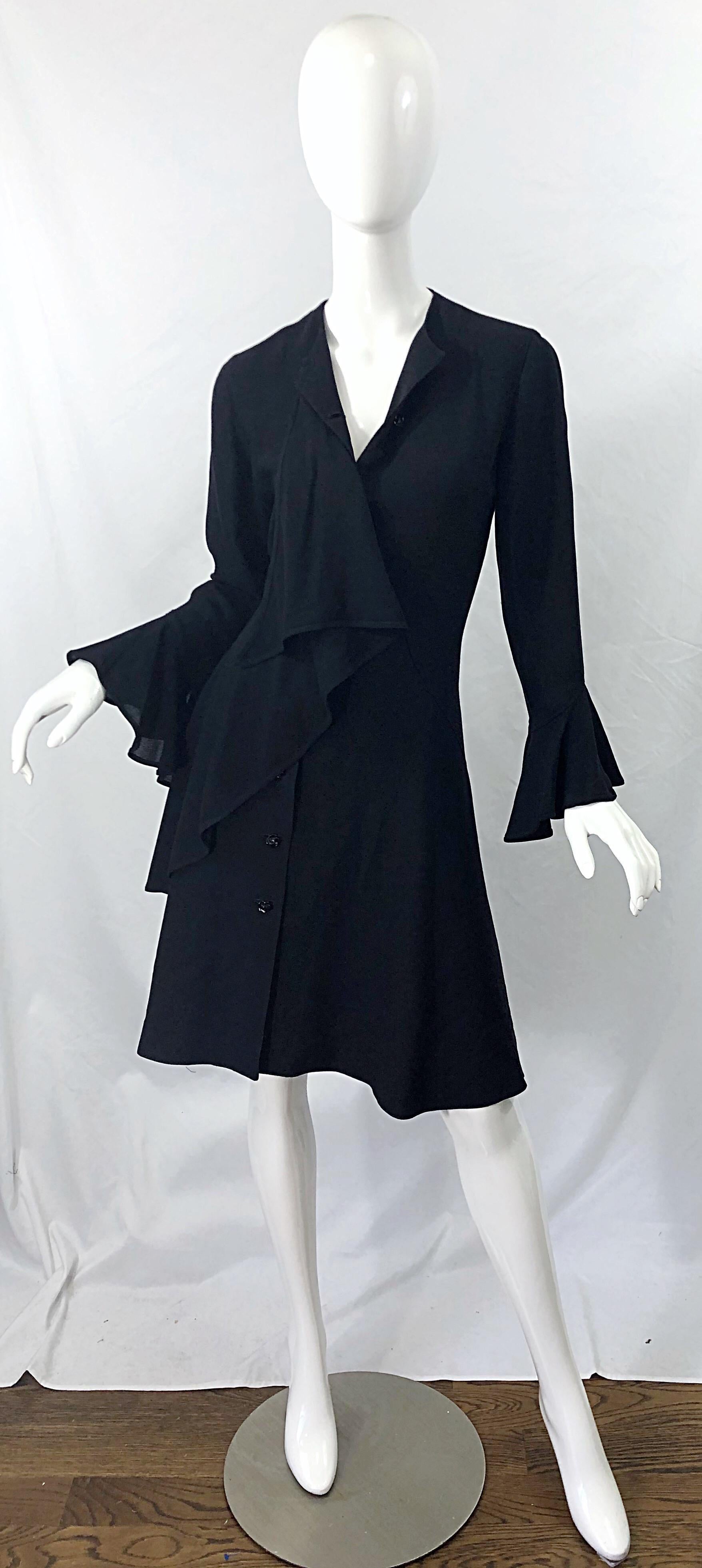 1990er Emanuel Ungaro Größe 10 Schwarzes Vintage-Wickelkleid mit Glockenärmeln aus Viskose im Angebot 5