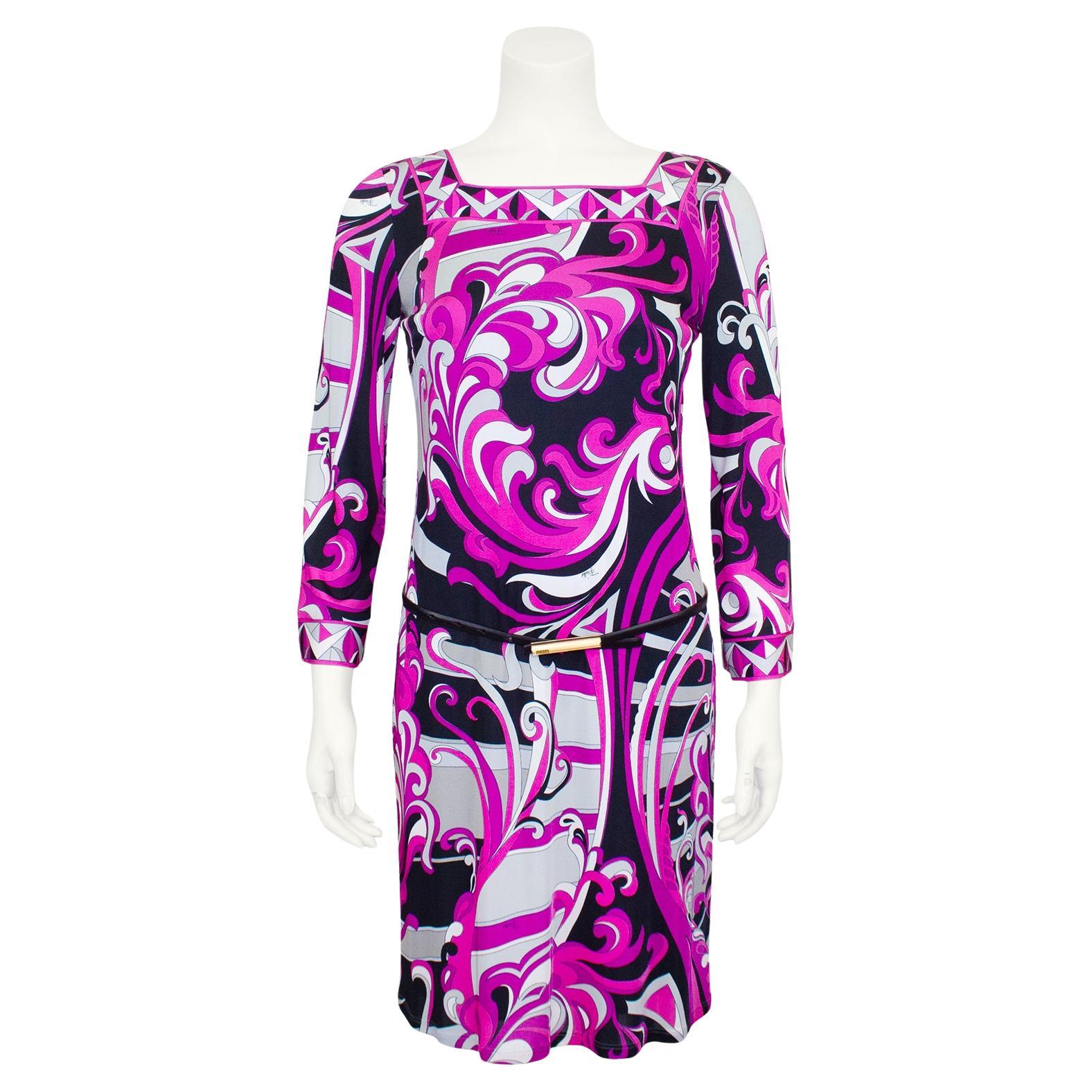 1990er Emilio Pucci Rosa bedrucktes Kleid mit Gürtel im Angebot