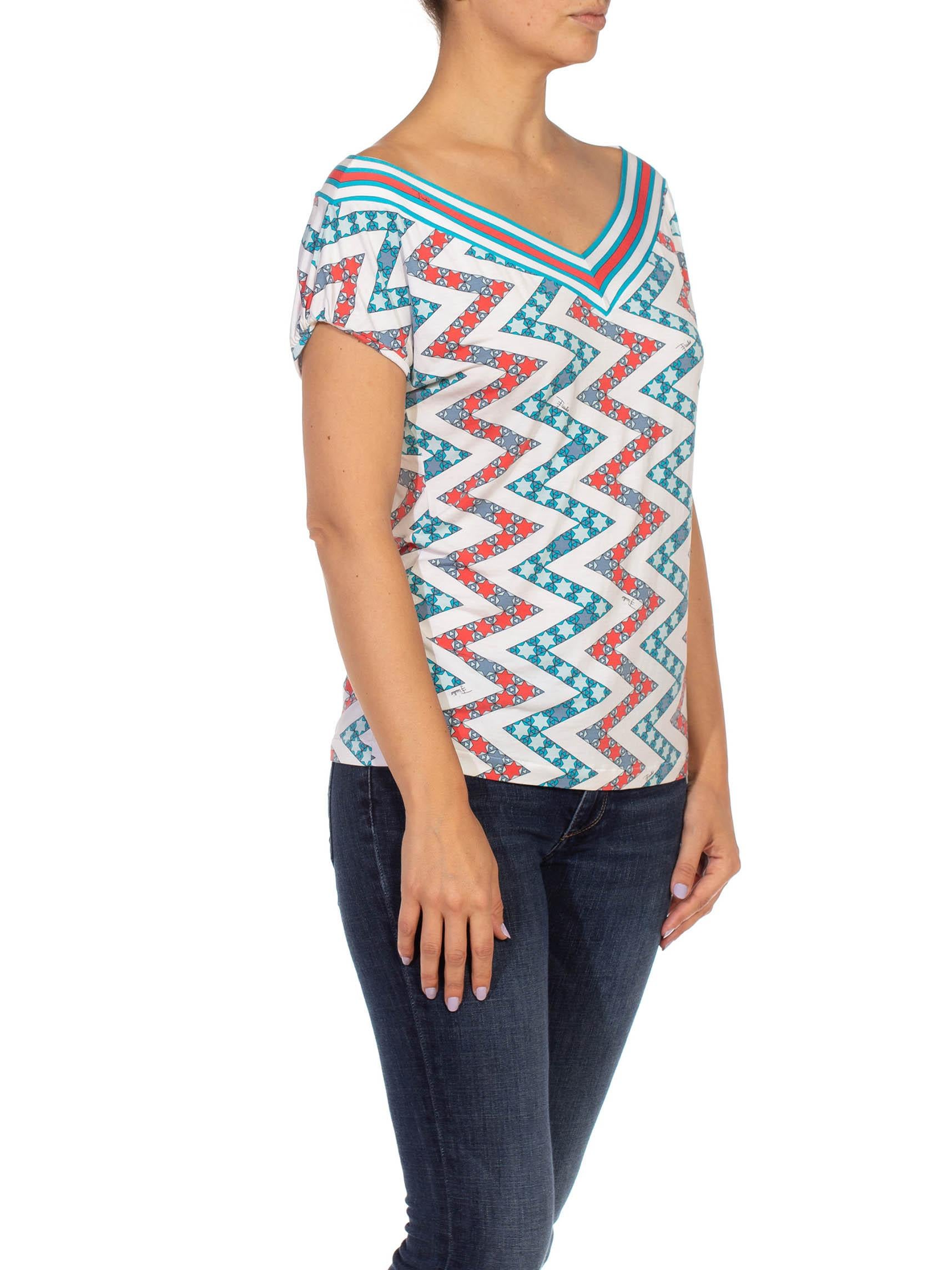 De las mujeres 1990S EMILIO PUCCI Rojo Blanco y Azul Rayón Elastano Estampado geométrico Zig Zag Camiseta en venta