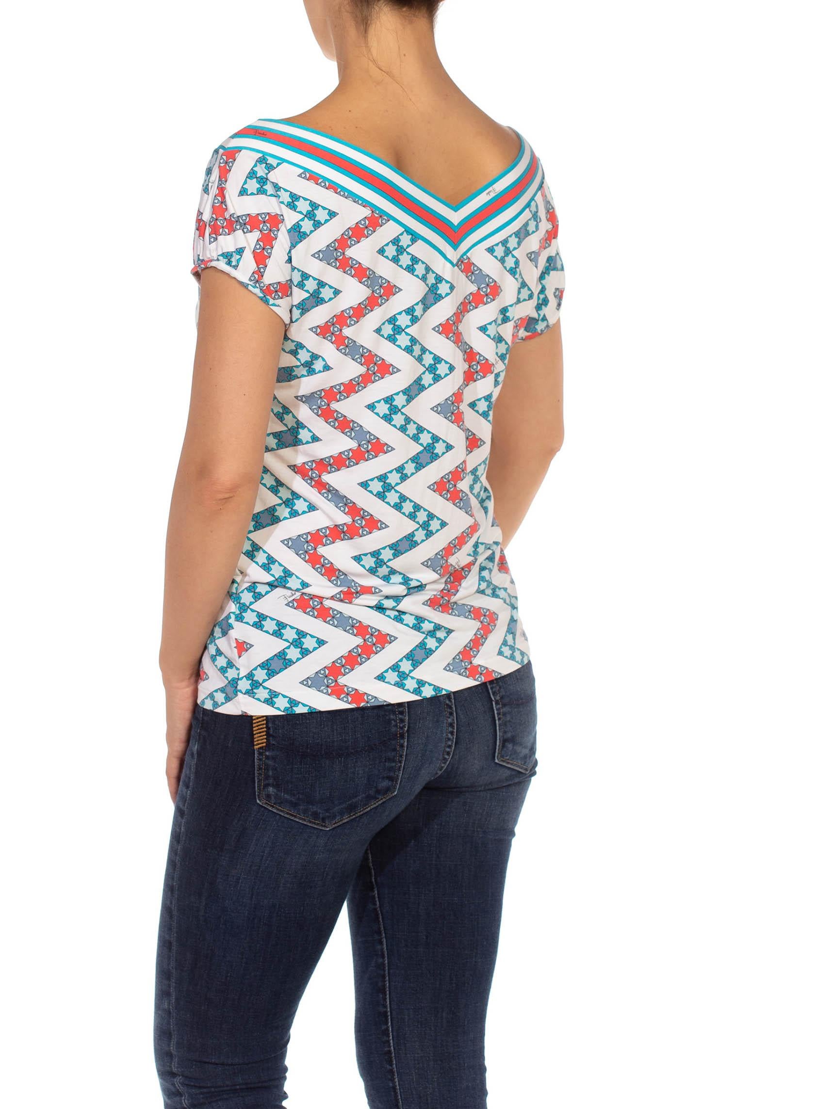 1990S EMILIO PUCCI Rojo Blanco y Azul Rayón Elastano Estampado geométrico Zig Zag Camiseta en venta 1