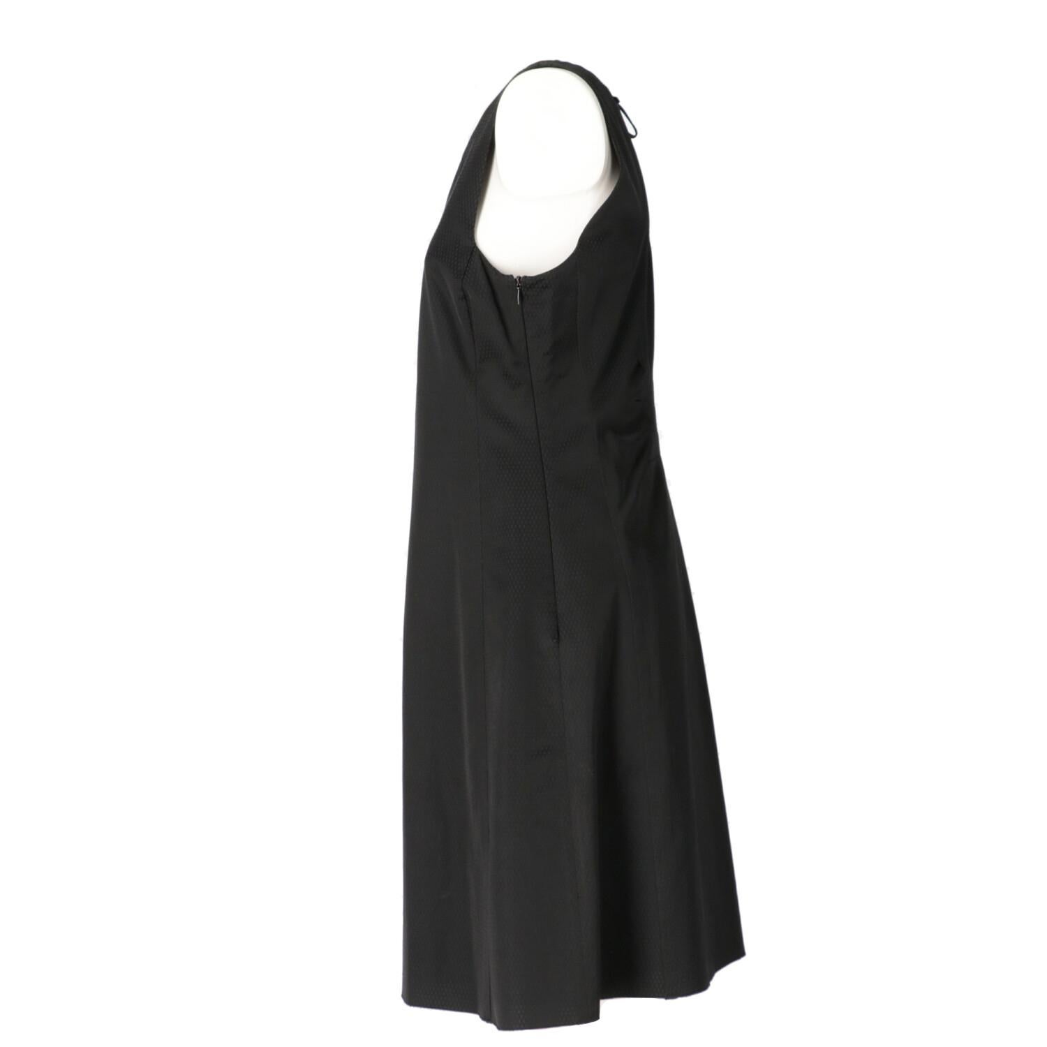 Emporio Armani black cotton blend dress with tone-on-tone jacquard pattern Model with round neckline with lace on the neck, sleeveless and back decorative horizontal pinces. Invisible side zip closure.

The product has a slight unstitching on the