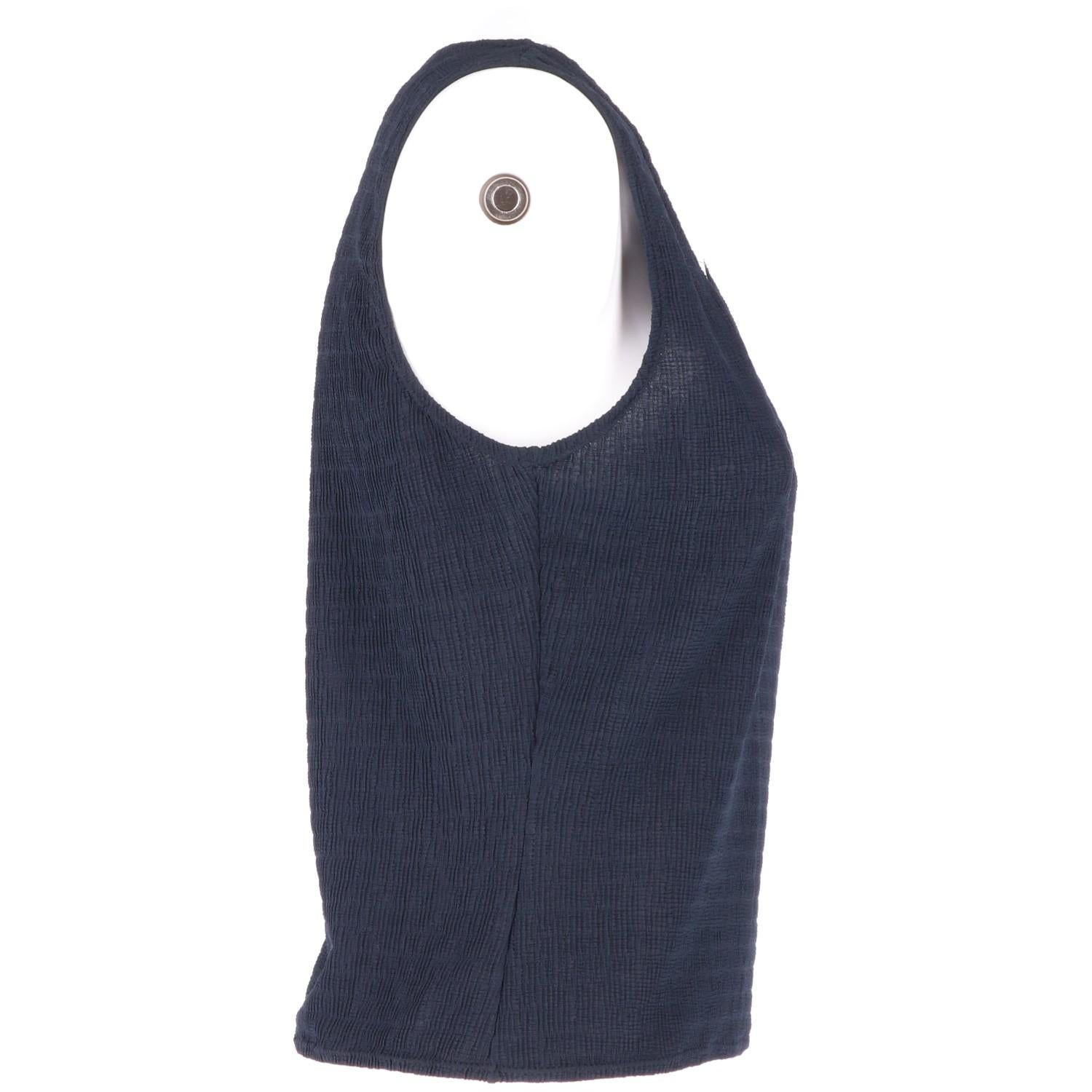 Emporio Armani navy blue viscose shoulder strap top with round neckline.

Years: 90s

Made in Italy

Size: 42 IT

Linear measures

Height: 50 cm
Bust: 43 cm