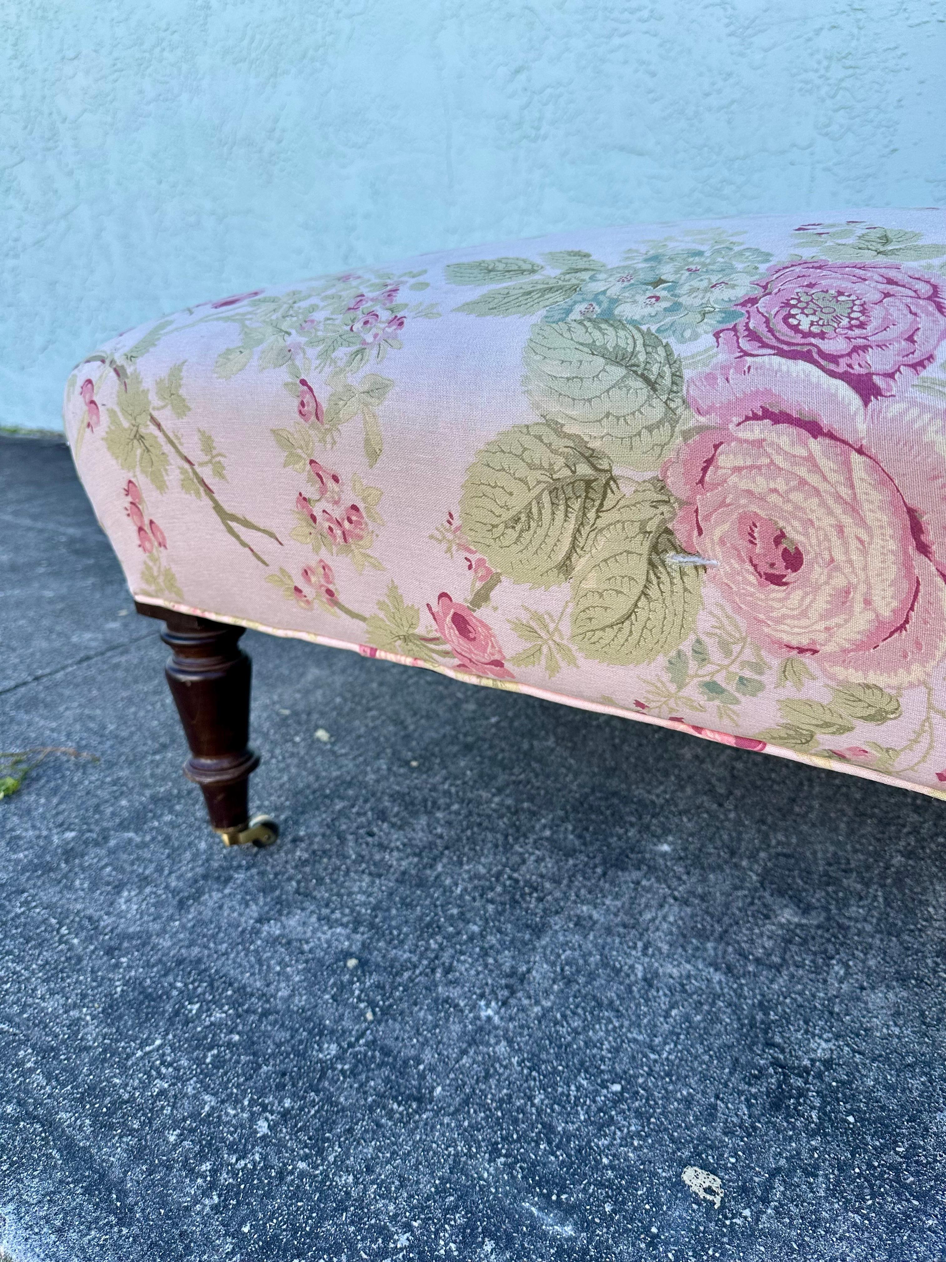 1990s Lee Industries English Linen Floral Tufted Chaise on Castors 5