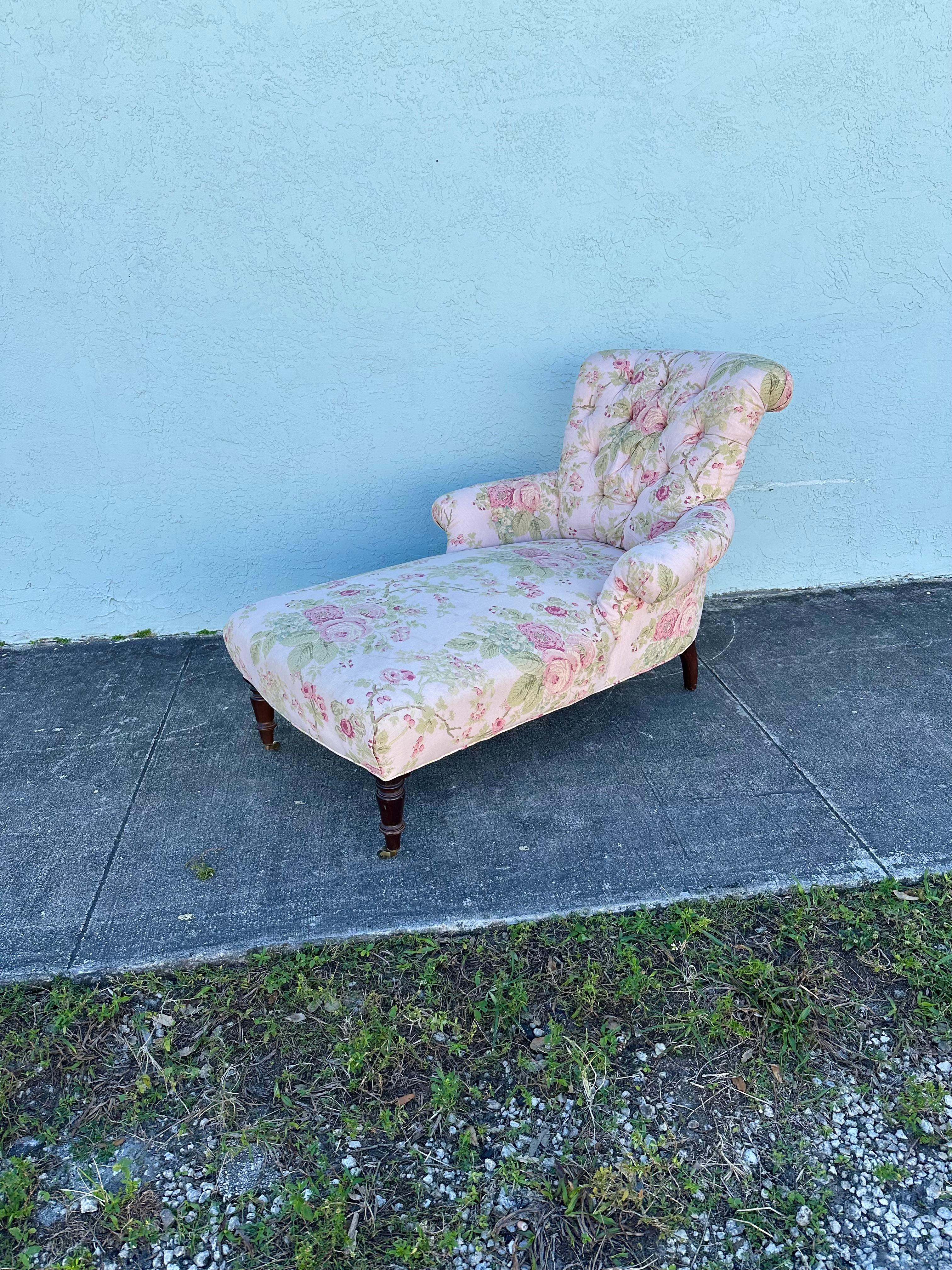 1990s Lee Industries English Linen Floral Tufted Chaise on Castors In Good Condition In Fort Lauderdale, FL