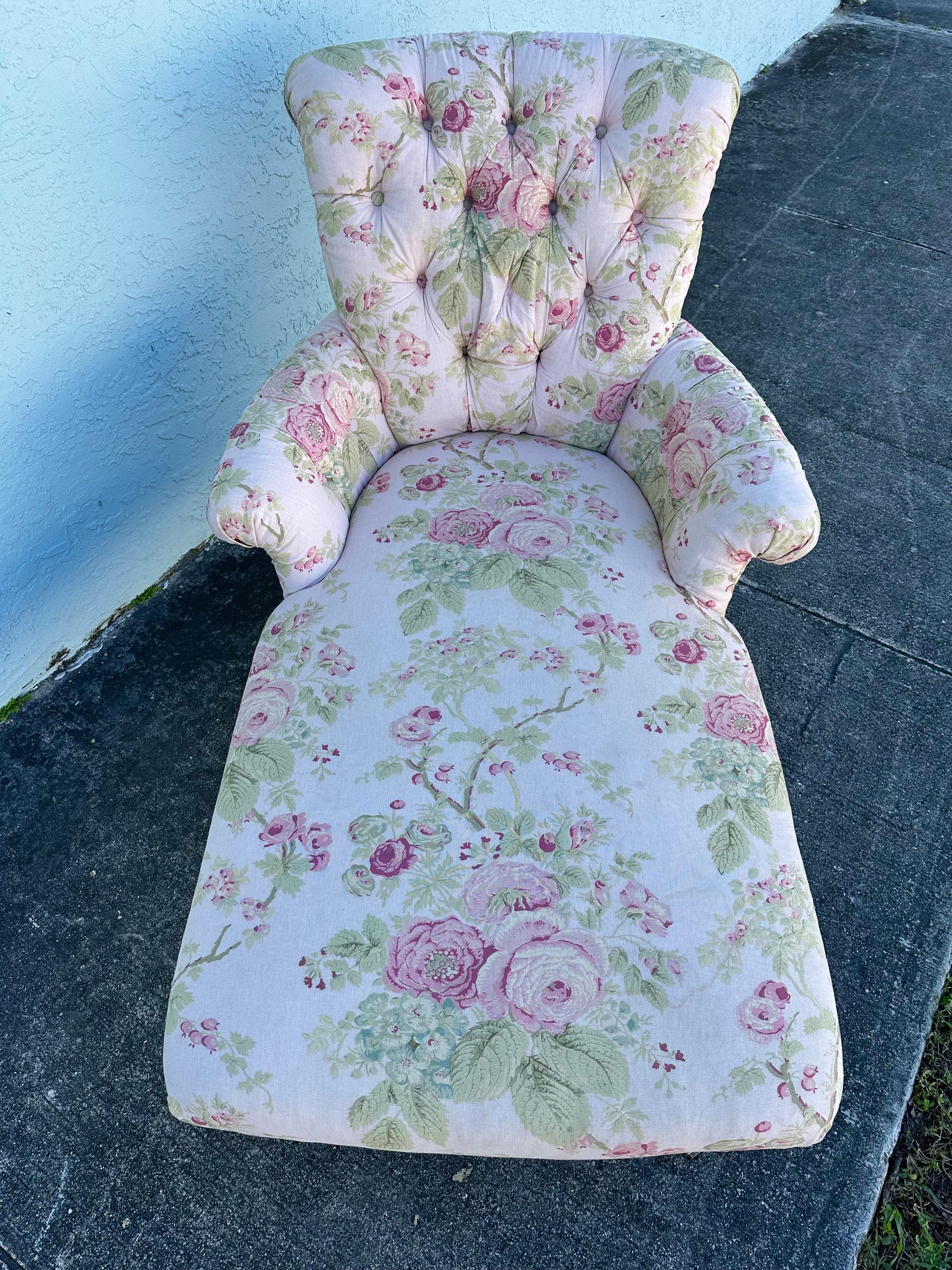 Upholstery 1990s Lee Industries English Linen Floral Tufted Chaise on Castors