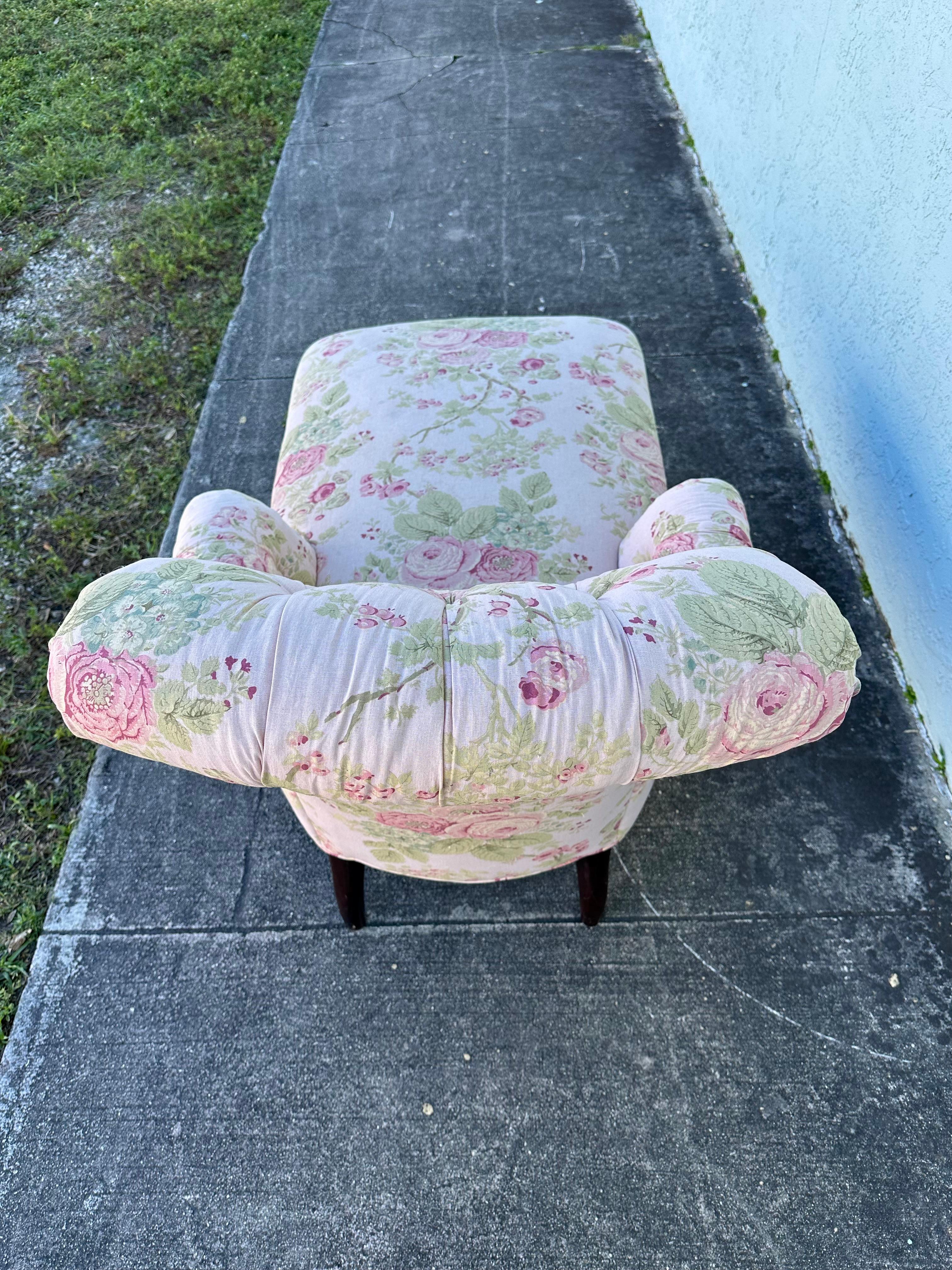 1990s Lee Industries English Linen Floral Tufted Chaise on Castors 2