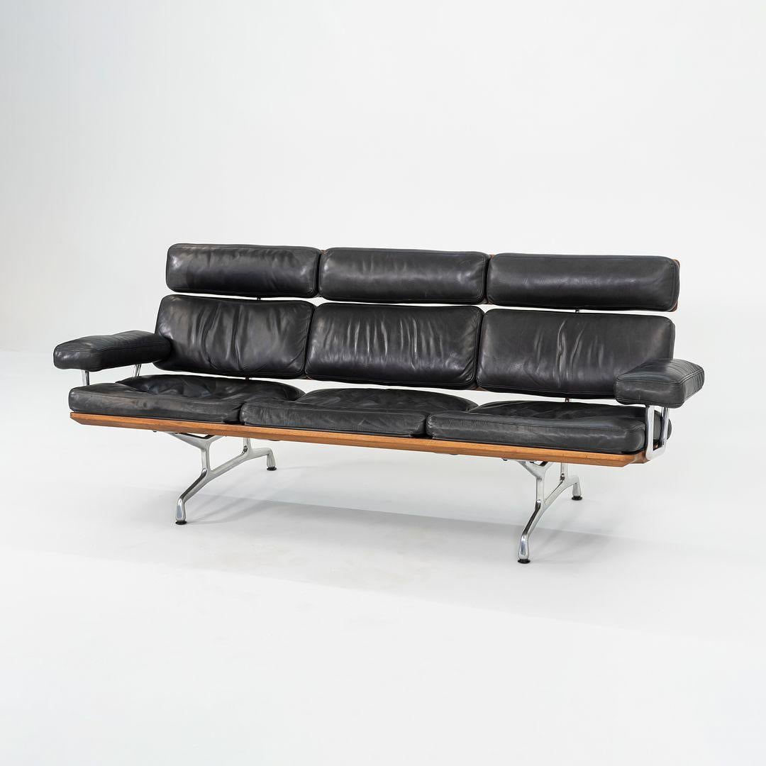 Questo è un divano a tre posti in noce ES-108, progettato inizialmente da Charles e Ray Eames per Herman Miller nel 1984. Questo esempio risale agli anni '90. Il suo design consiste in una solida struttura in alluminio con dettagli in legno di noce