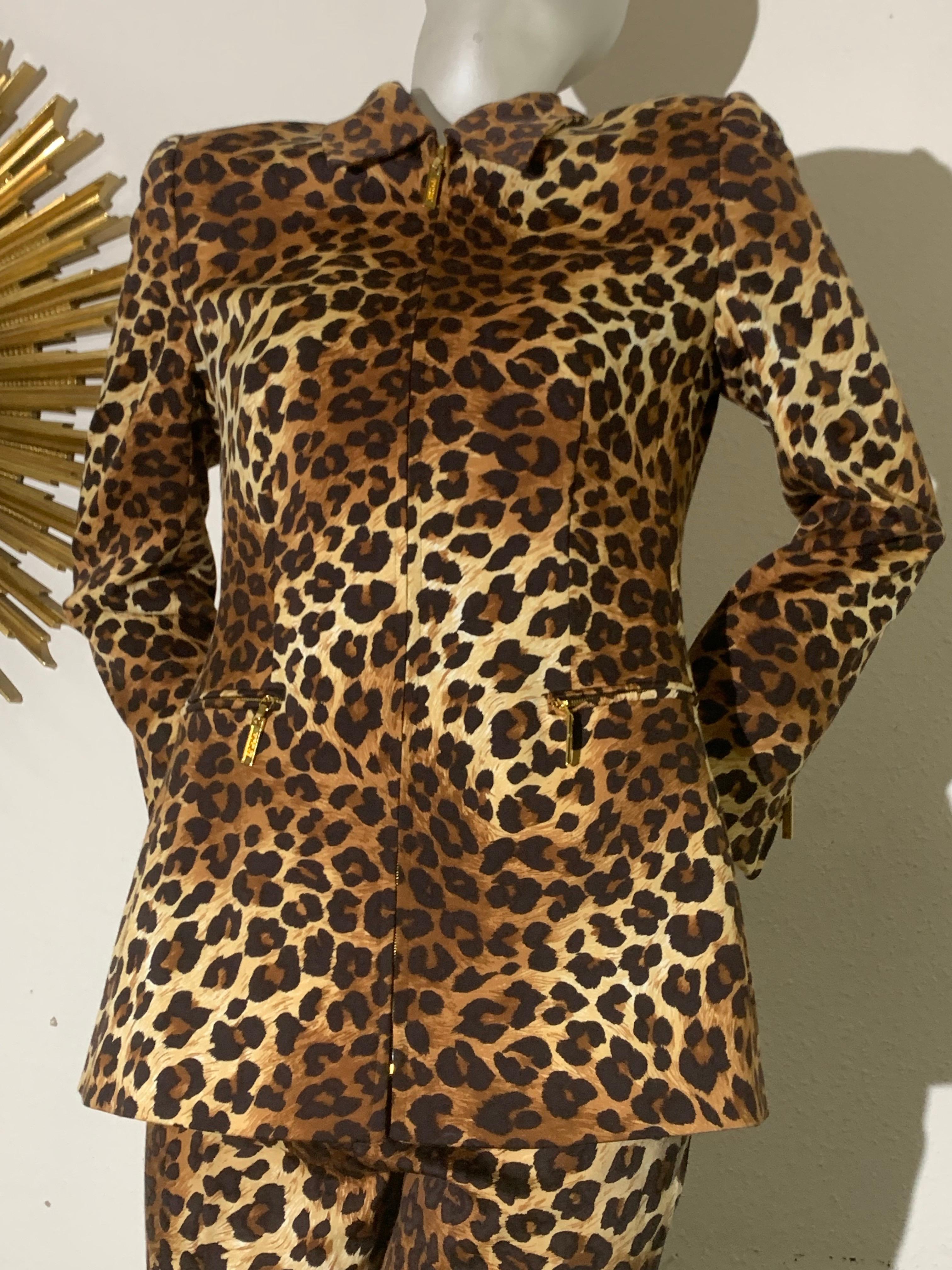 1990er Escada By Margaretha Ley Leopard Print Wool and Spandex Pantsuit w Zip-Up Jacket:  Die Hose hat einen Jeansschnitt und eine reiterähnliche Silhouette mit bedruckter Vorderseite und einfarbig schwarzer Rückseite. Die Jacke hat einen kleinen