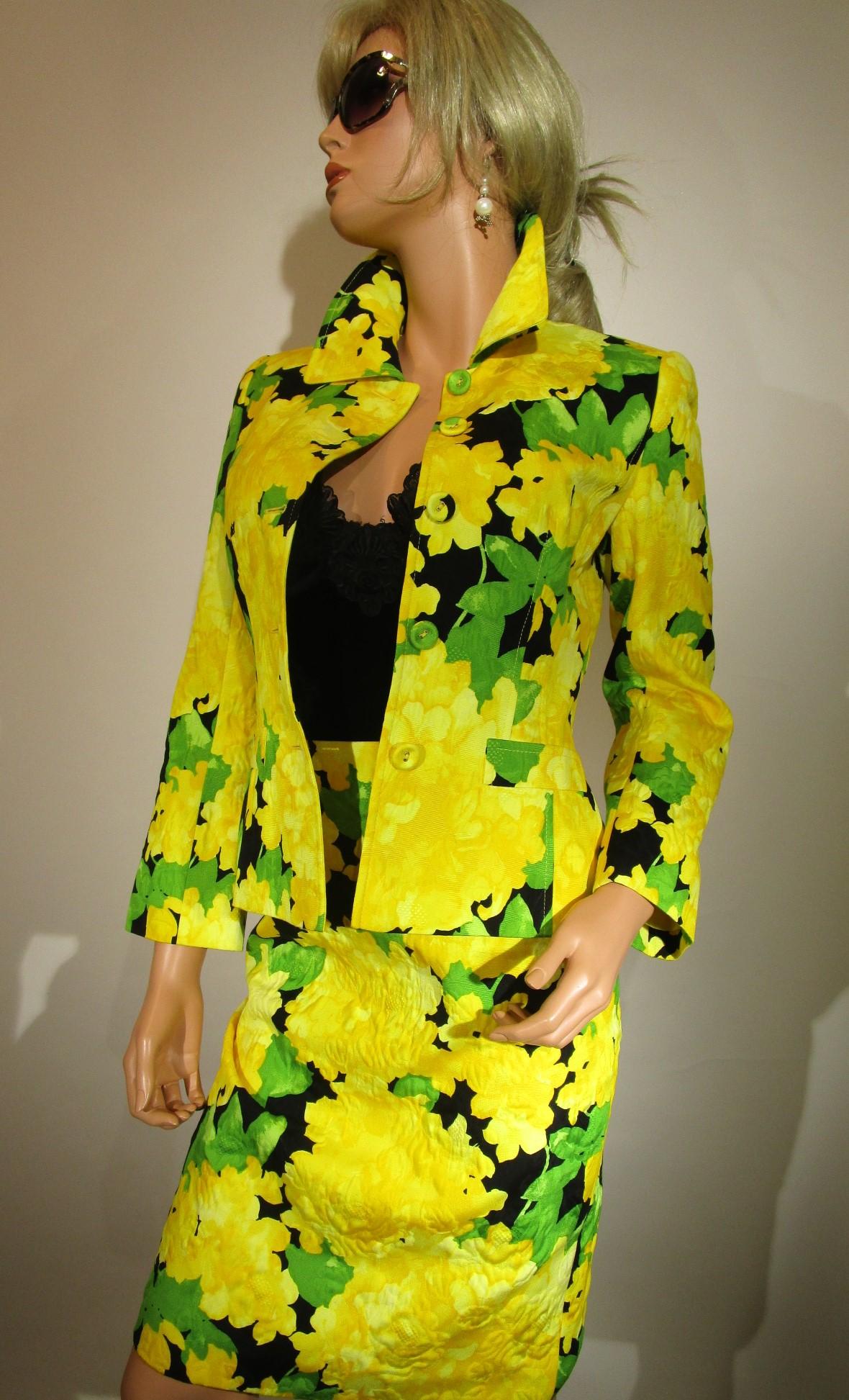 Incredible ESCADA Couture Blazer and Skirt 2-pc set.
Vibrant colors of yellow, green and black flower print with quilted design. 
Gorgeous condition!

NOTE:  Blazer is a Sz 36 & Skirt is a Sz 34
Please refer to measurements below to make sure the