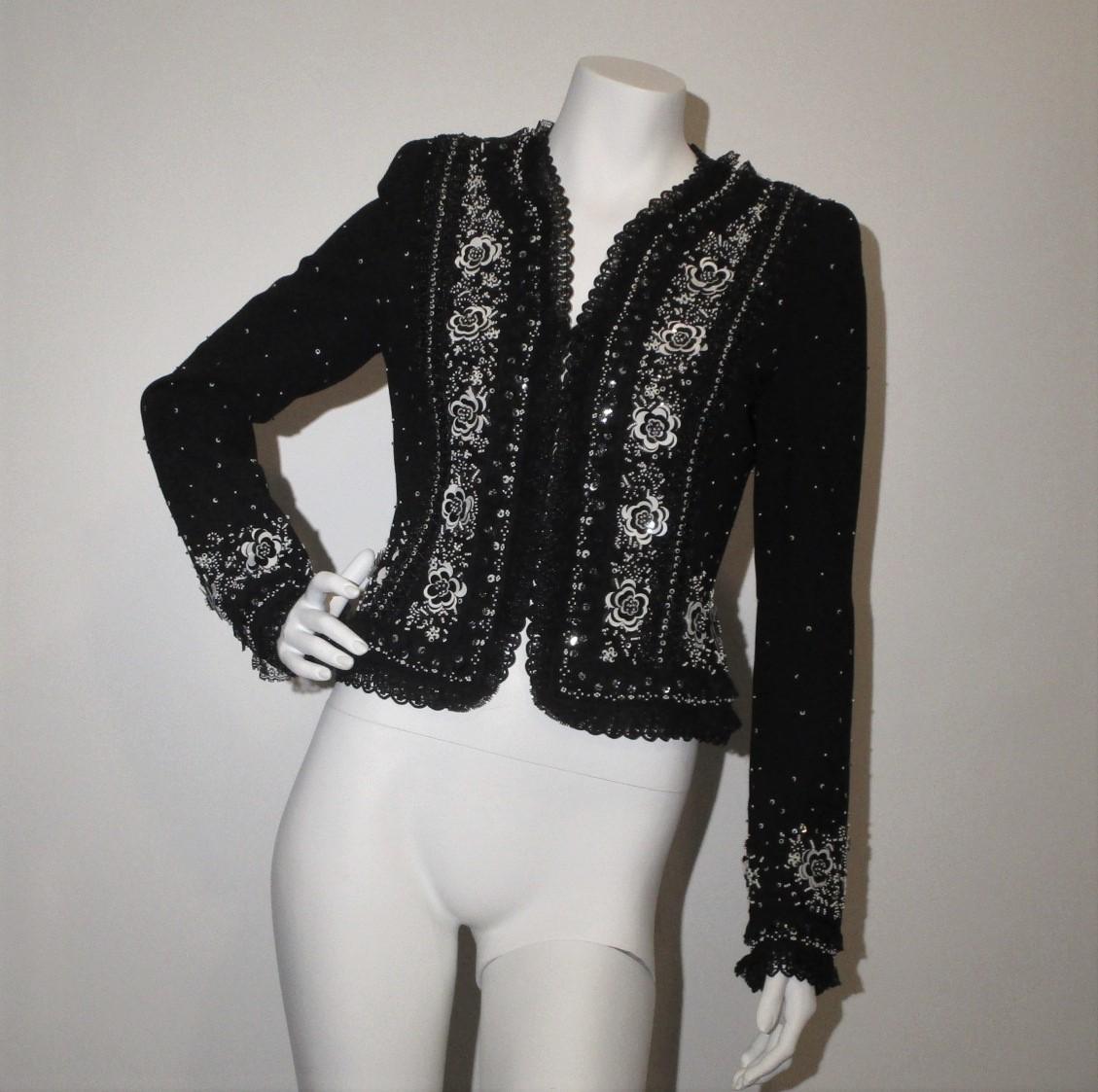 Atemberaubende ESCADA Couture Schwarze Jacke mit wunderschönen Perlen, Pailletten und Spitze.

Abmessungen:
Größe 36
20