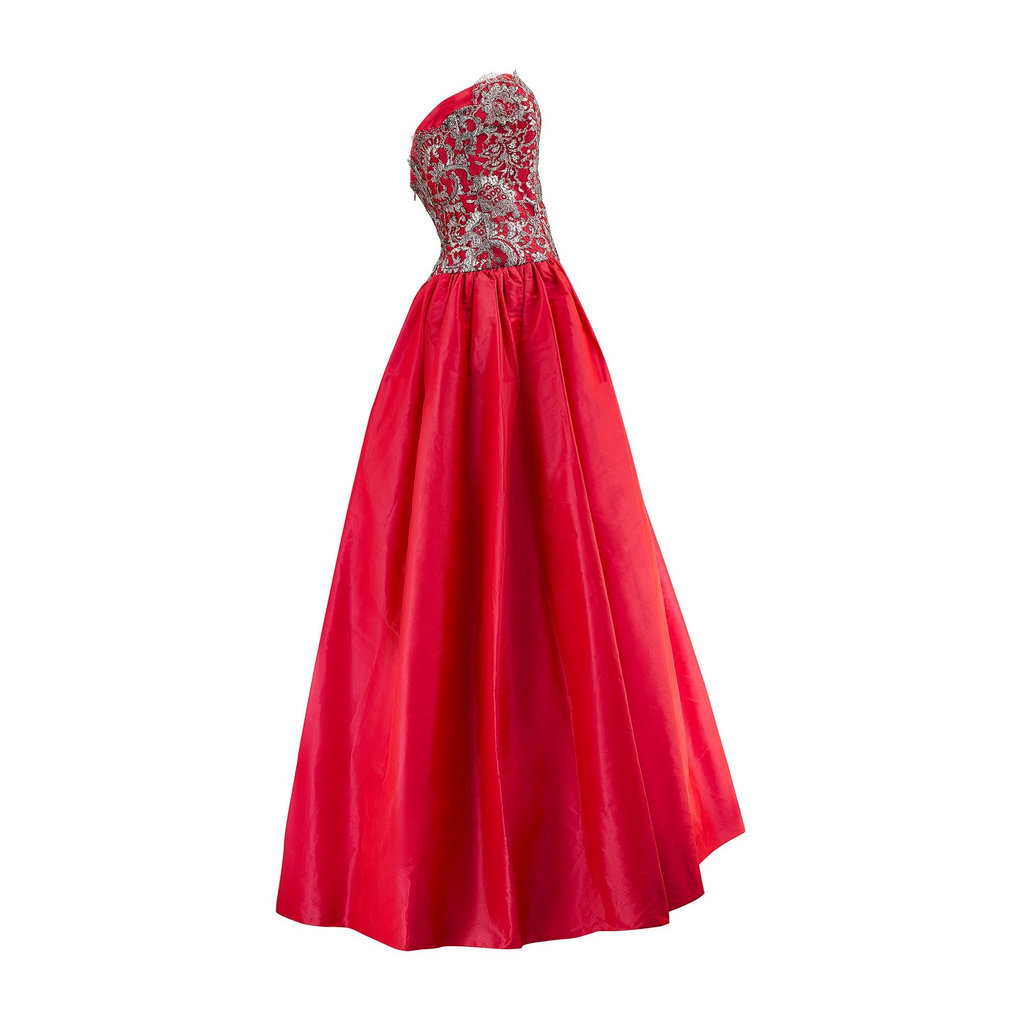 Dans les années 1990, les collections de couture et de vêtements de soirée d'Escada reflétaient une sophistication opulente. La marque s'est fait connaître par ses tons de bijoux, ses tissus somptueux et ses perles complexes, créant des looks dignes