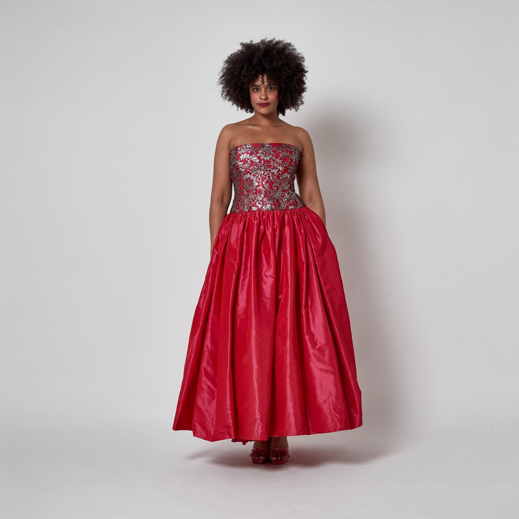 1990 Escada Couture - Robe en taffetas de soie rouge et dentelle métallique Excellent état - En vente à London, GB