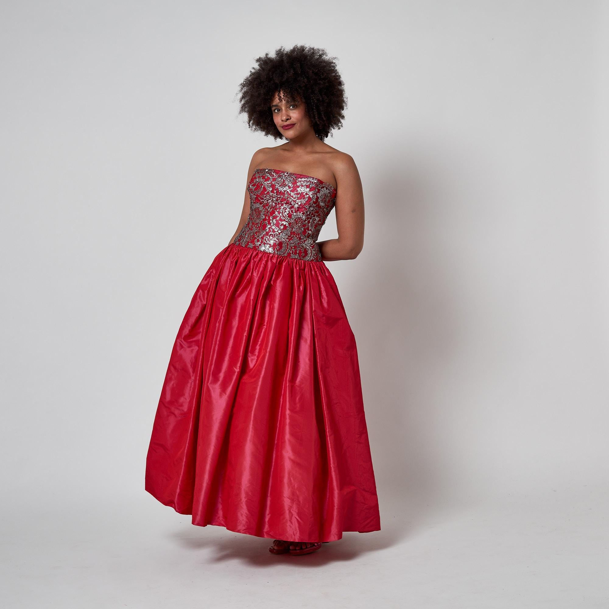 1990 Escada Couture - Robe en taffetas de soie rouge et dentelle métallique Pour femmes en vente