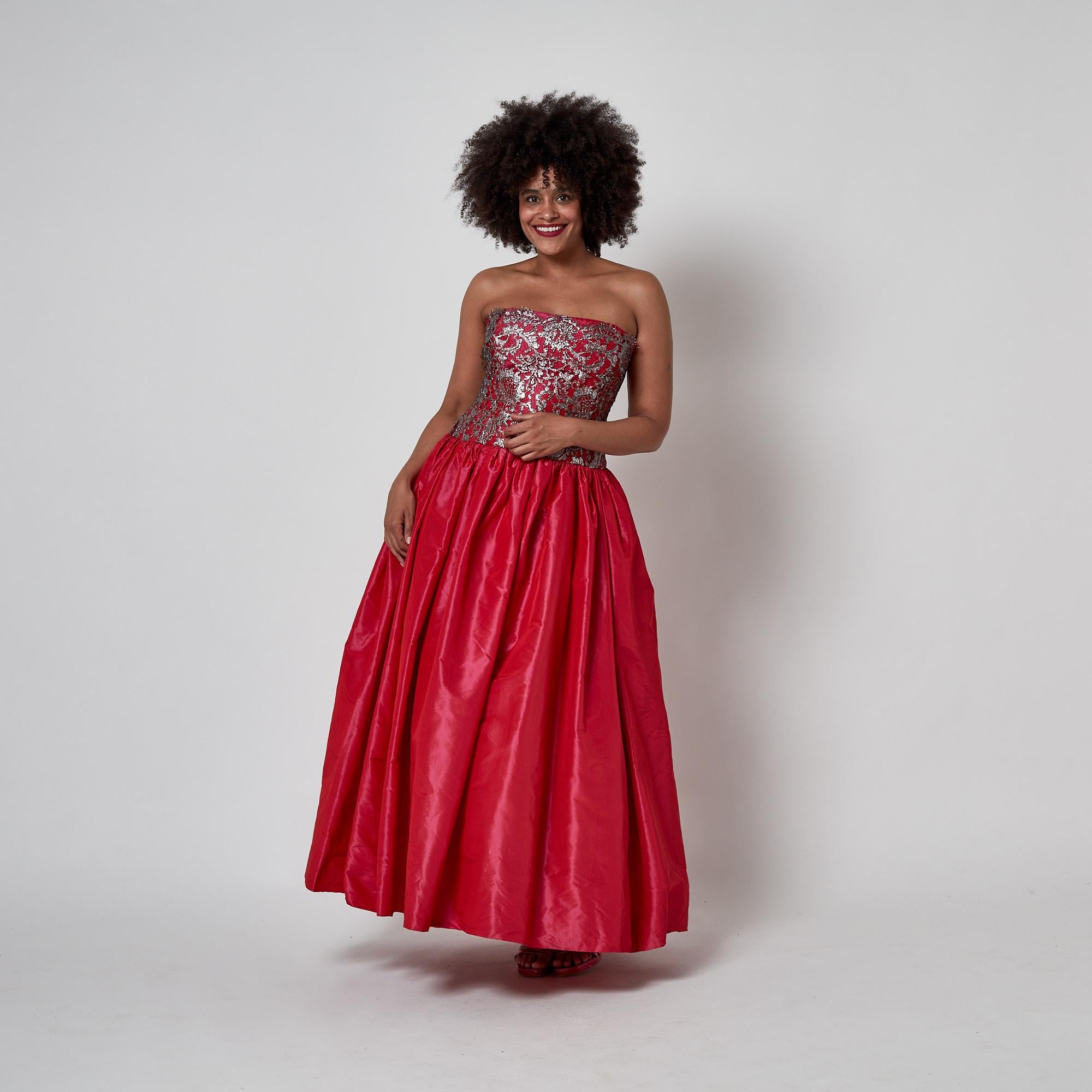 1990 Escada Couture - Robe en taffetas de soie rouge et dentelle métallique en vente 1