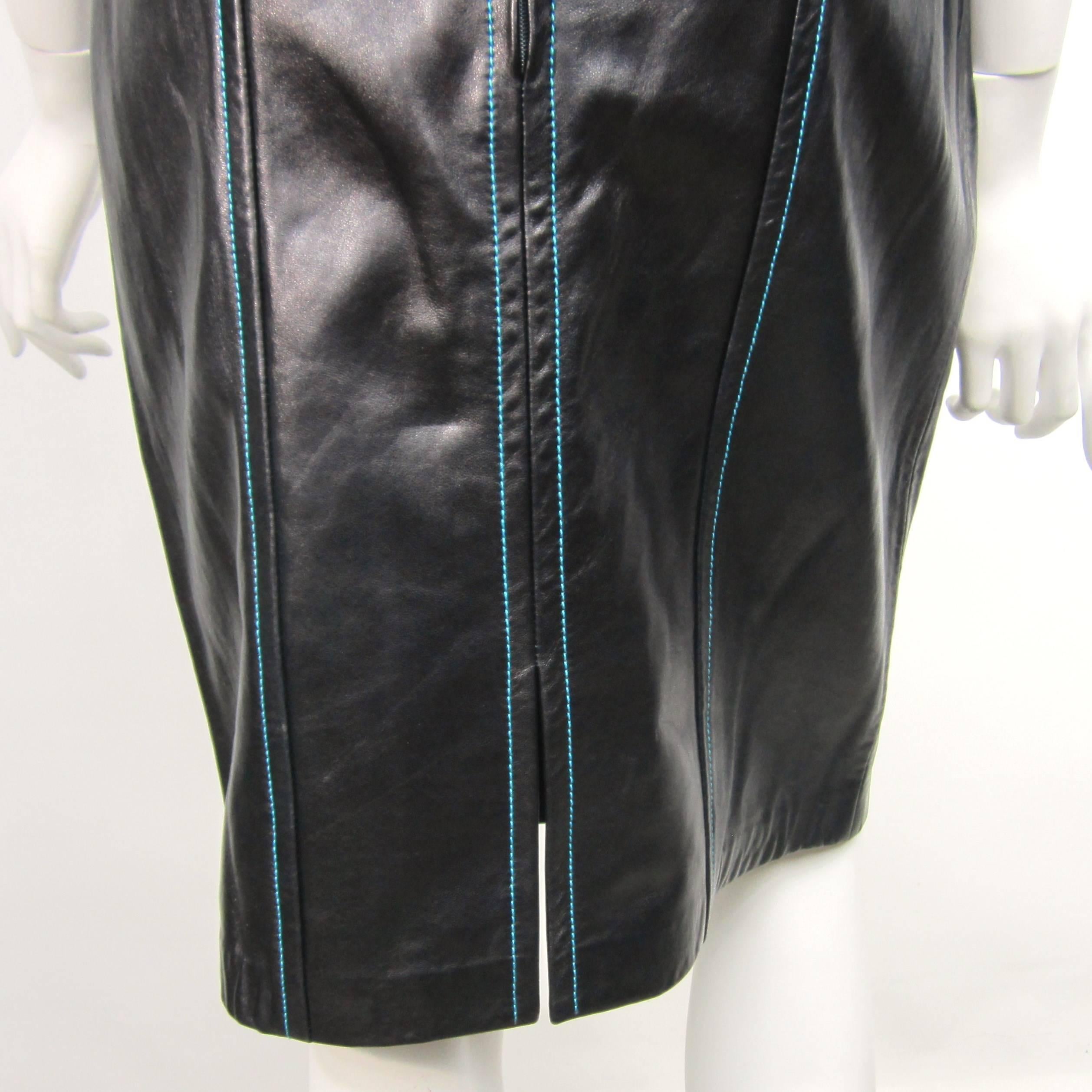 1990er Escada-Rock aus schwarzem Leder mit hoher Taille und blauen Details, neu, nie getragen  im Angebot 2