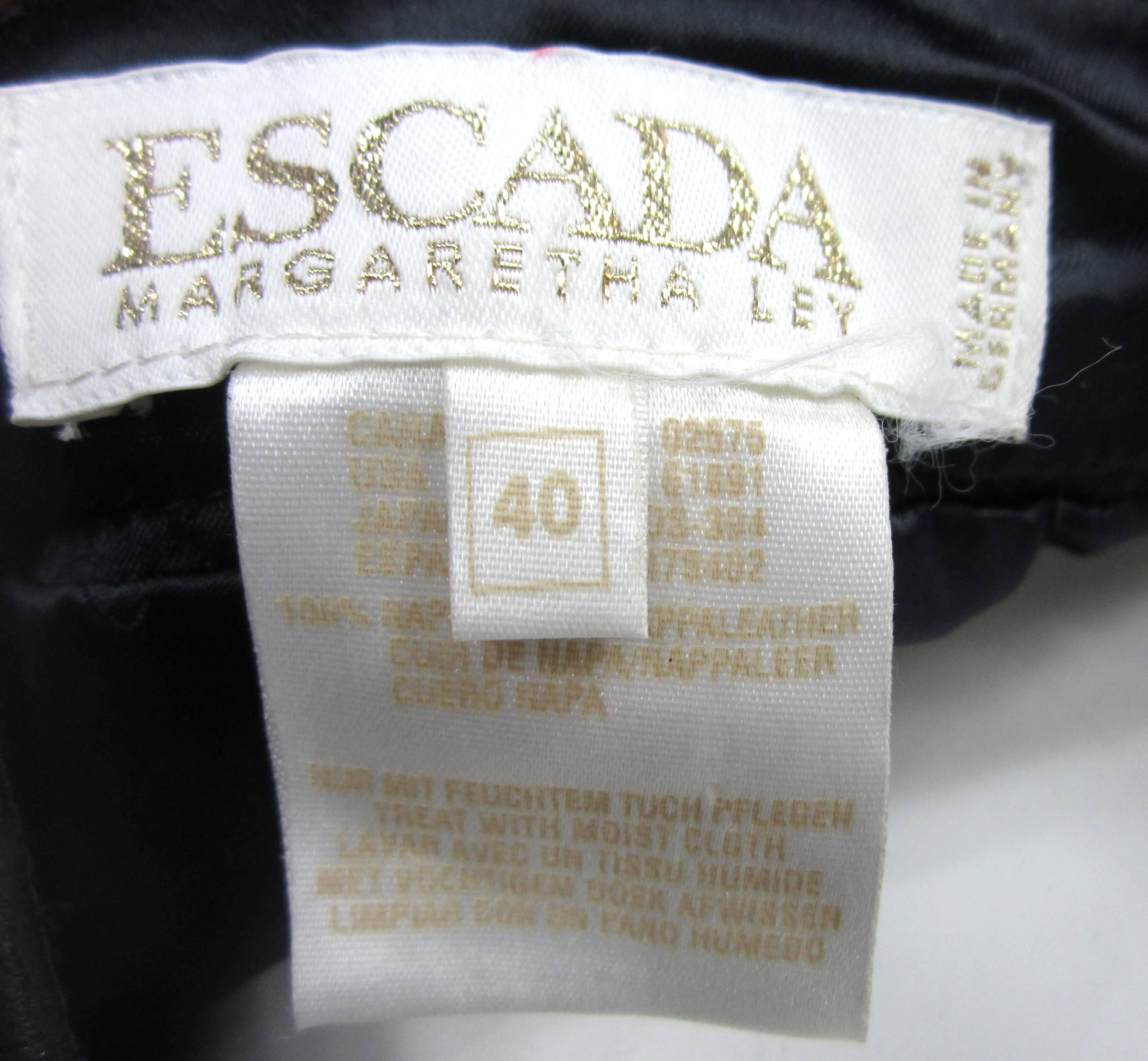 1990er Escada-Rock aus schwarzem Leder mit hoher Taille und blauen Details, neu, nie getragen  im Angebot 3