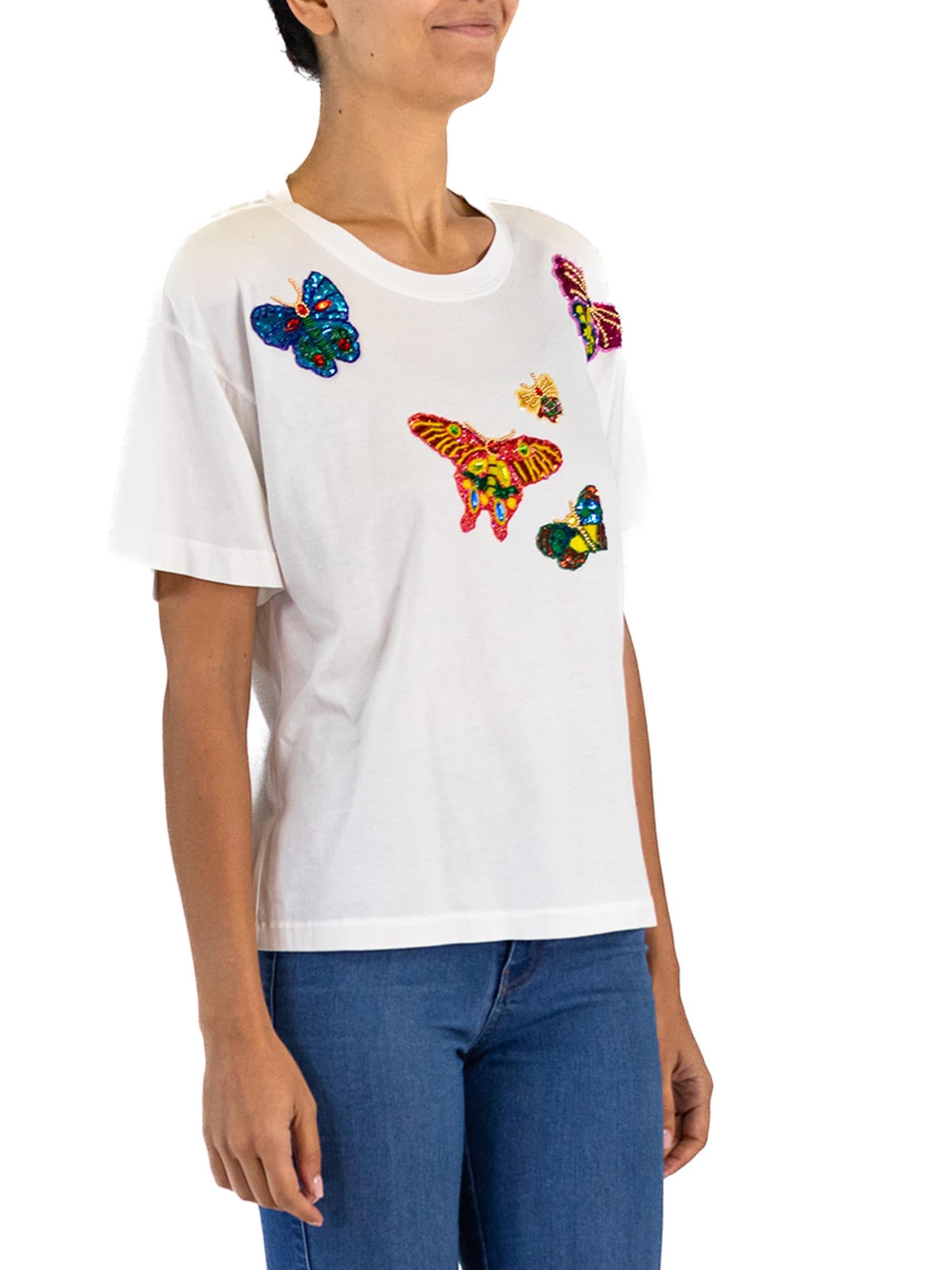 T-shirt ESCADA en jersey de coton blanc à paillettes papillons, années 1990 Excellent état - En vente à New York, NY