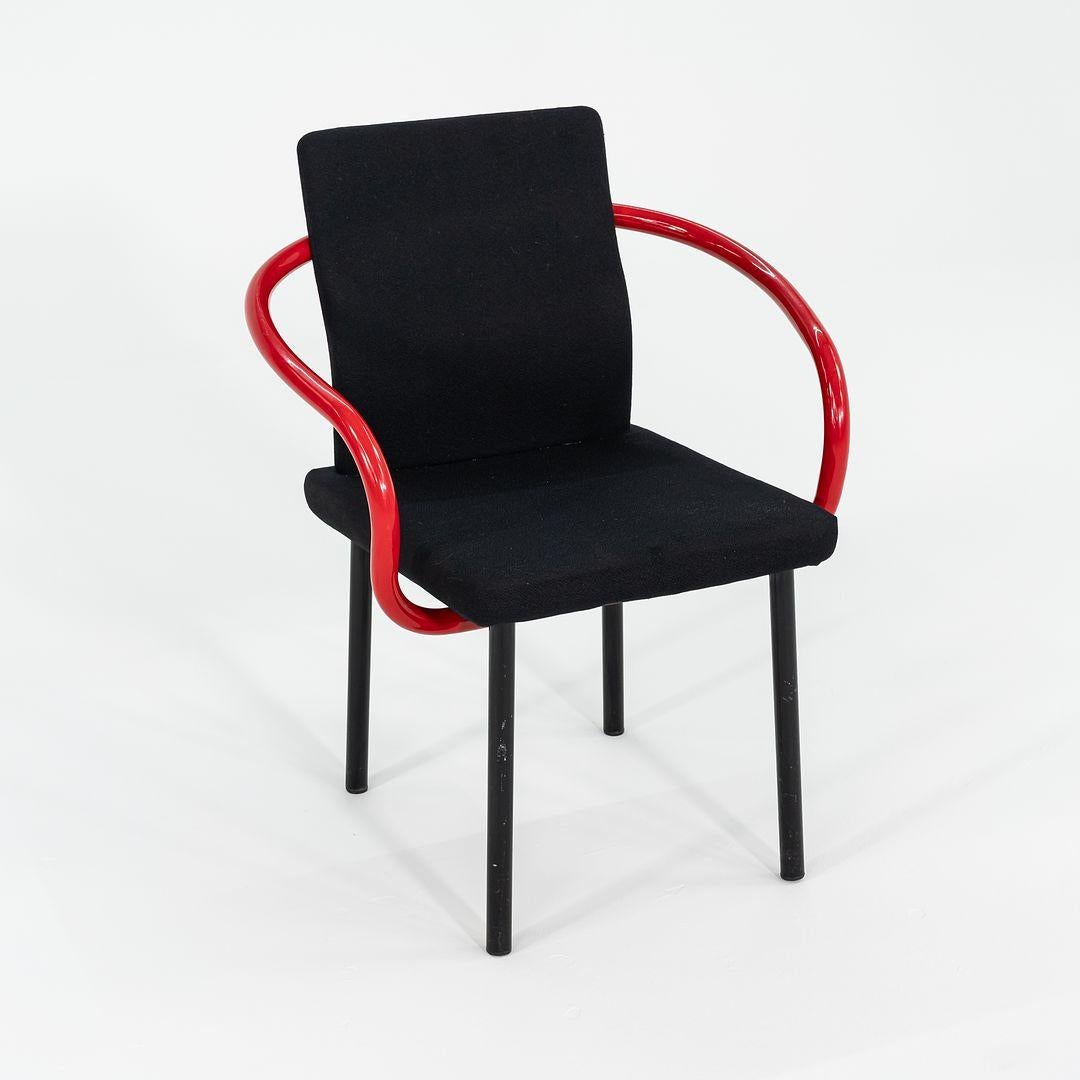 Questa è una poltrona postmoderna 'ÄúMandarin'Äù, disegnata inizialmente da Ettore Sottsass per Knoll nel 1986. Questi esempi risalgono agli anni '90 e il prezzo indicato comprende una sedia. Abbiamo diverse sedie di questo colore da acquistare. Il