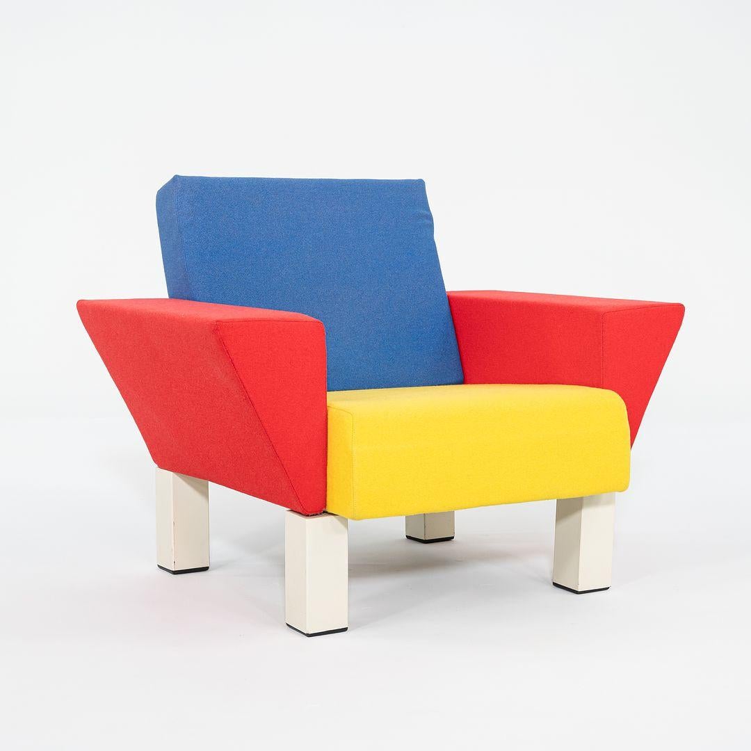 Dies ist ein Lounge-Sessel der Westside Collection, der ursprünglich 1983 von Ettore Sottsass für KnollStudio entworfen wurde. Es wurden nicht allzu viele davon hergestellt. Dieses Exemplar stammt aus den 1990er Jahren, wenn man den für die