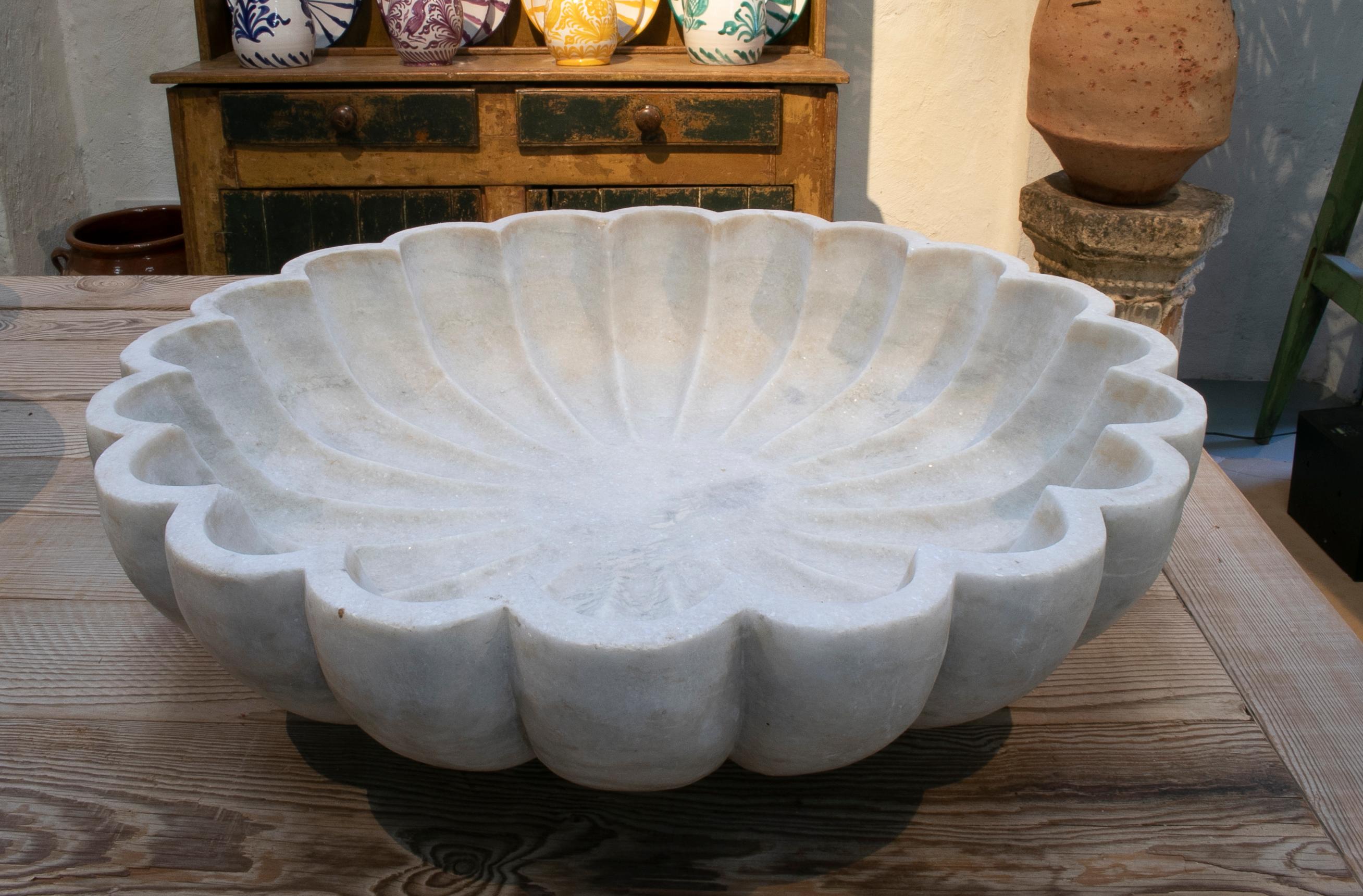 1990s European Hand Carved Conch Shaped Marble Recipient In Good Condition In Marbella, ES