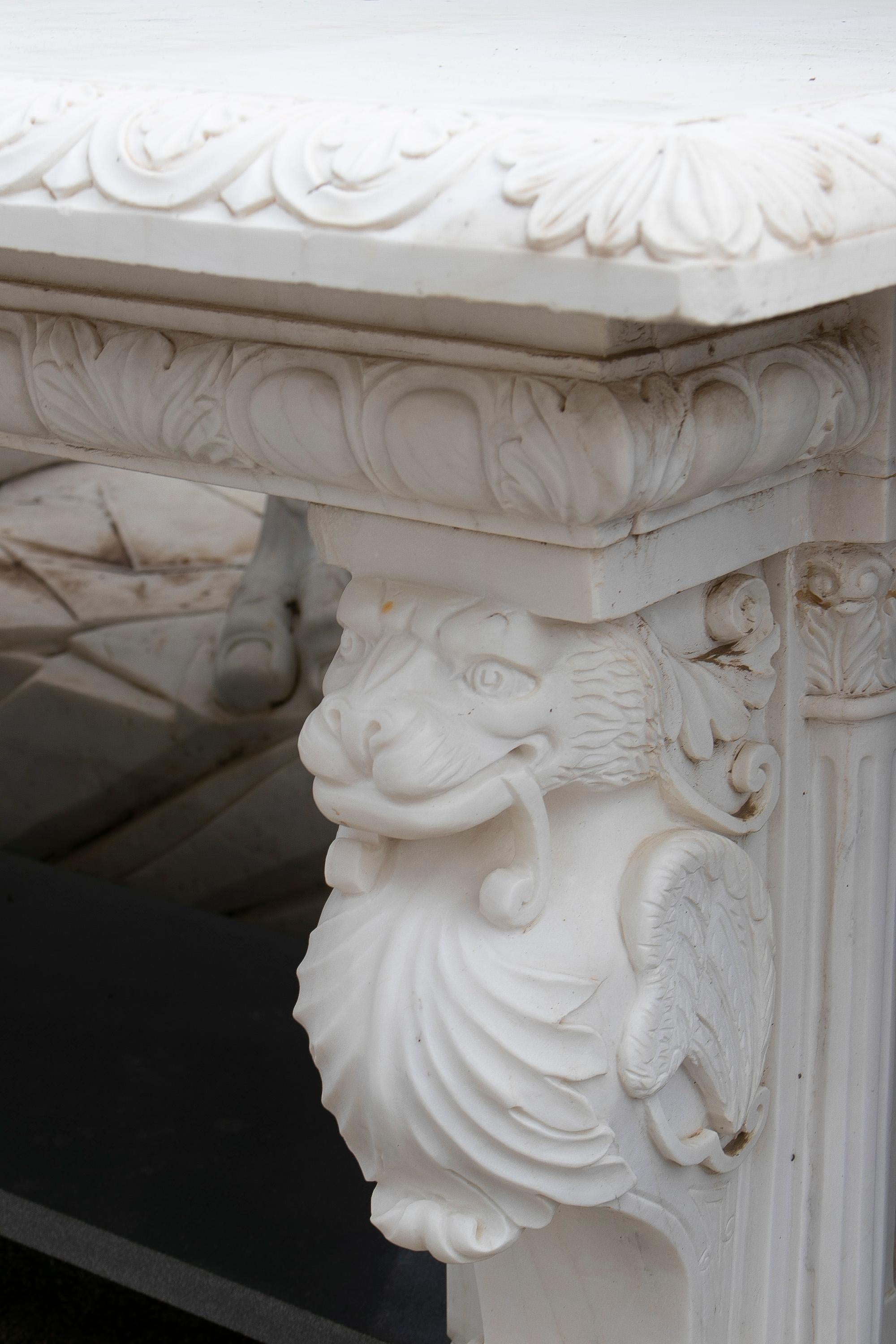 1990s European Hand Carved White & Black Marble Table w/ Lionheads For Sale 7