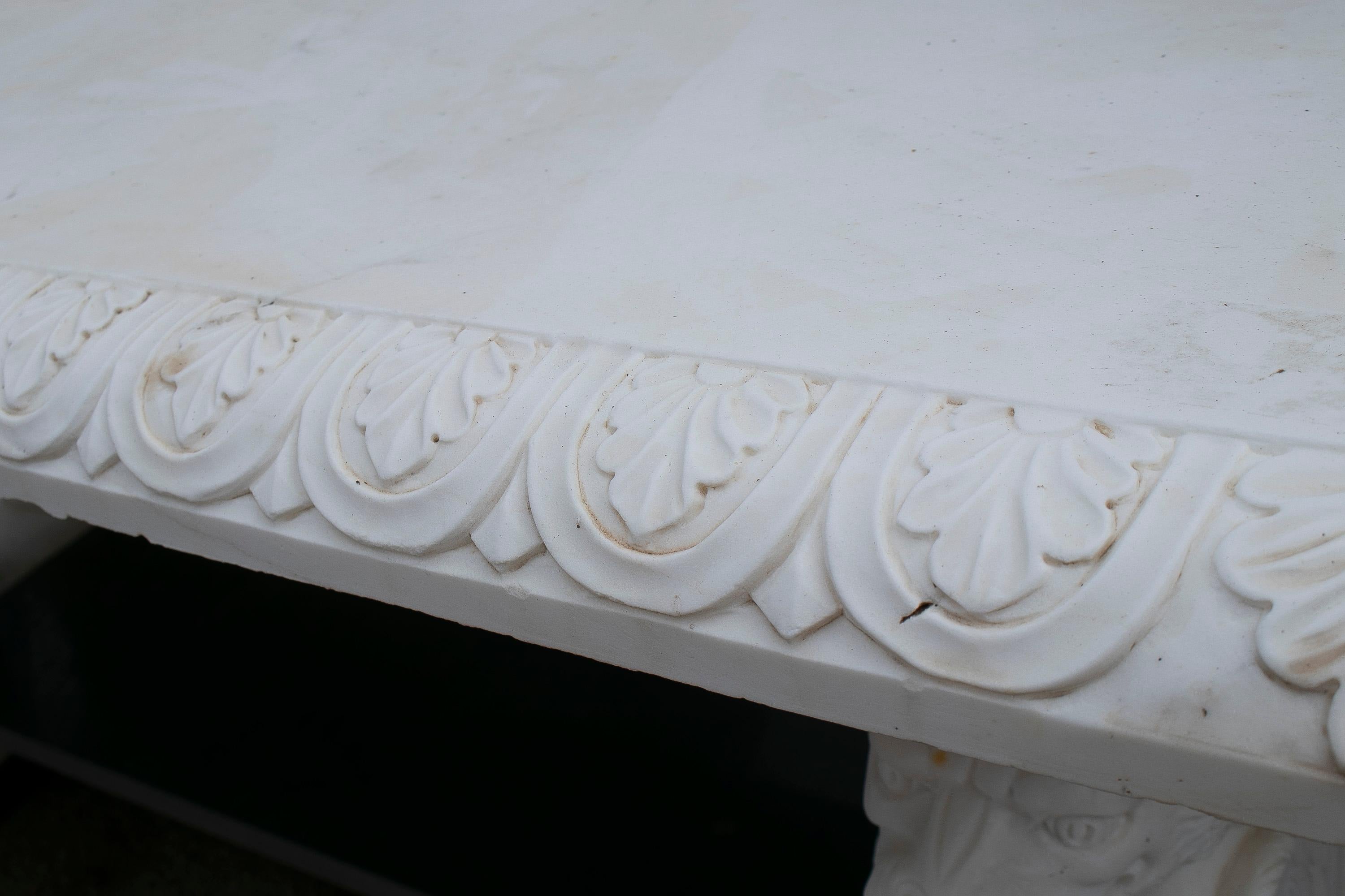 Mesa europea de los años 90 tallada a mano en mármol blanco y negro con cabezas de león en venta 10