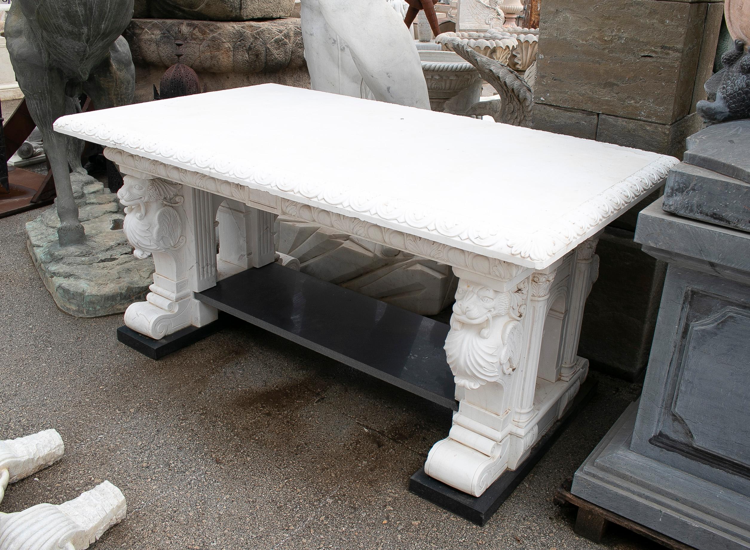 1990s European Hand Carved White & Black Marble Table w/ Lionheads In Good Condition For Sale In Marbella, ES