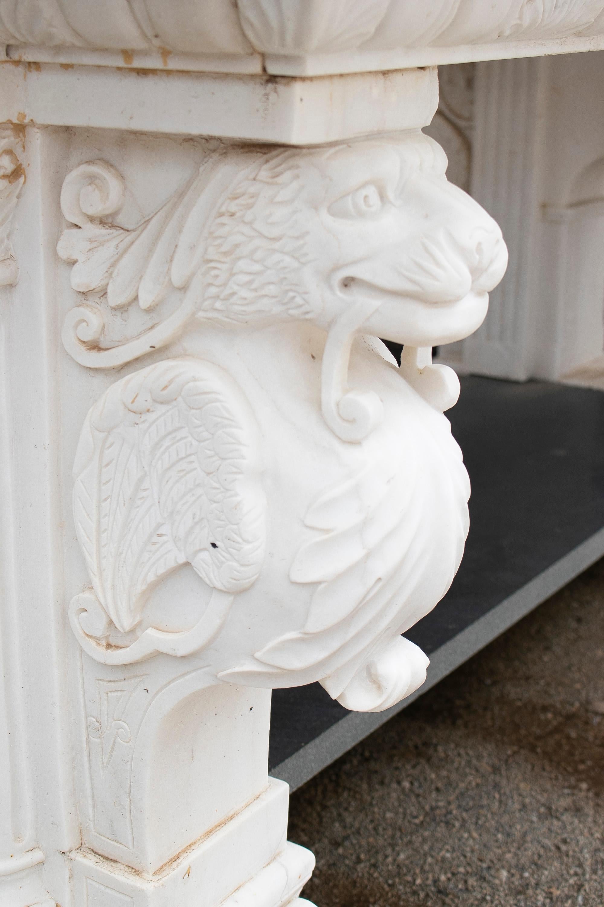 1990s European Hand Carved White & Black Marble Table w/ Lionheads For Sale 2