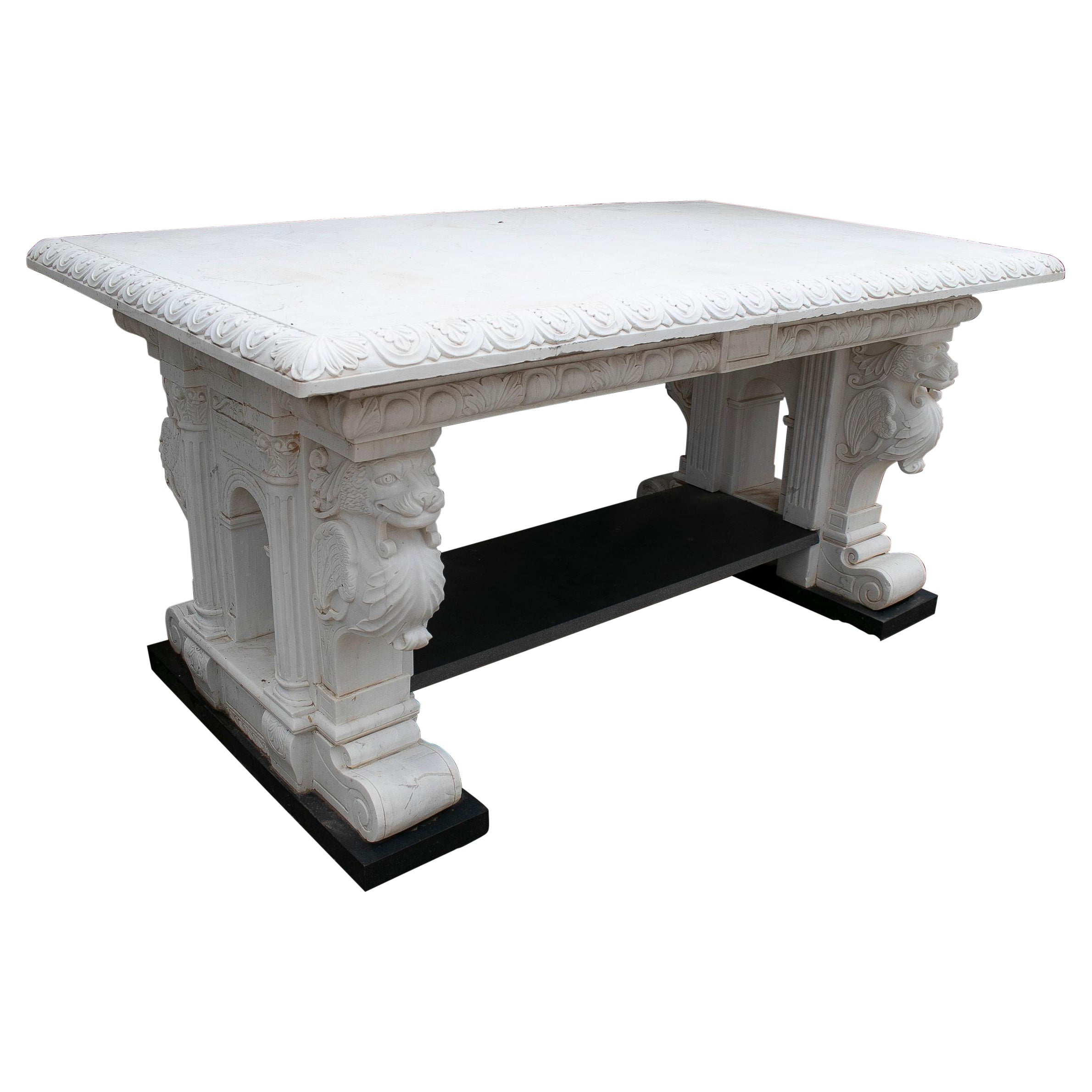Mesa europea de los años 90 tallada a mano en mármol blanco y negro con cabezas de león en venta