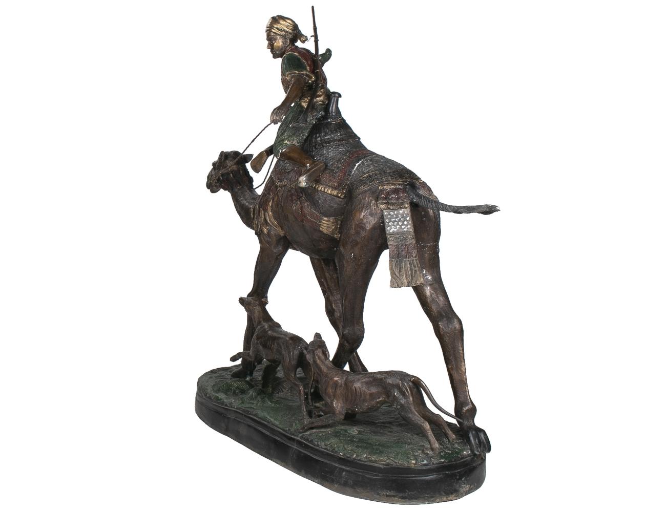 Scultura europea in bronzo dipinto degli anni '90 raffigurante un cacciatore arabo che cavalca un cammello.