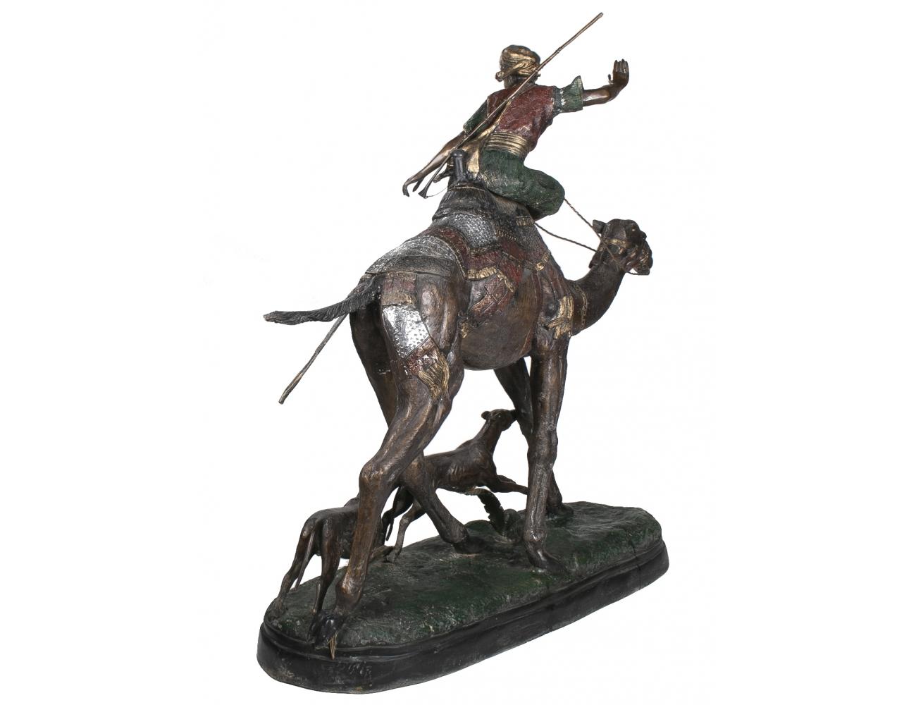 Spagnolo Scultura europea in bronzo dipinto degli anni '90 raffigurante un cacciatore arabo che cavalca un cammello in vendita
