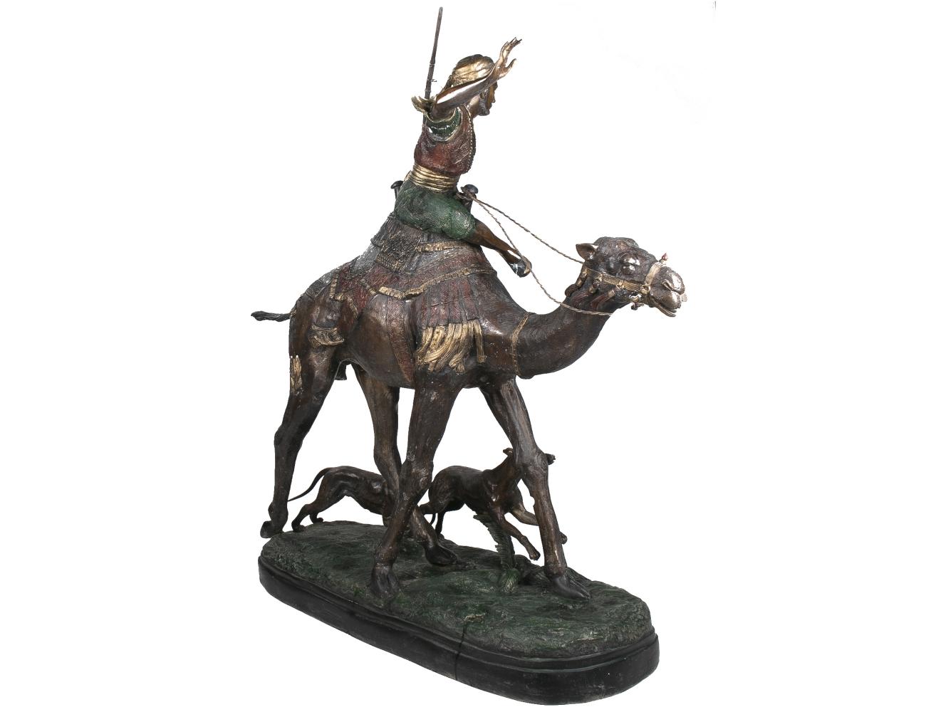 XX secolo Scultura europea in bronzo dipinto degli anni '90 raffigurante un cacciatore arabo che cavalca un cammello in vendita