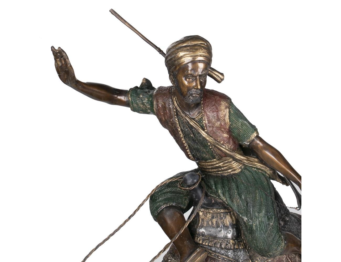 Bronzo Scultura europea in bronzo dipinto degli anni '90 raffigurante un cacciatore arabo che cavalca un cammello in vendita