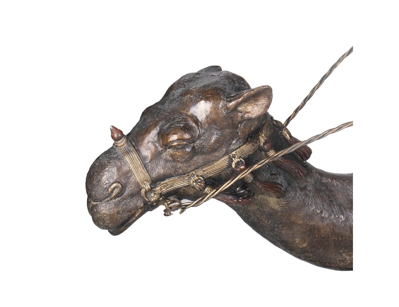 Scultura europea in bronzo dipinto degli anni '90 raffigurante un cacciatore arabo che cavalca un cammello in vendita 1