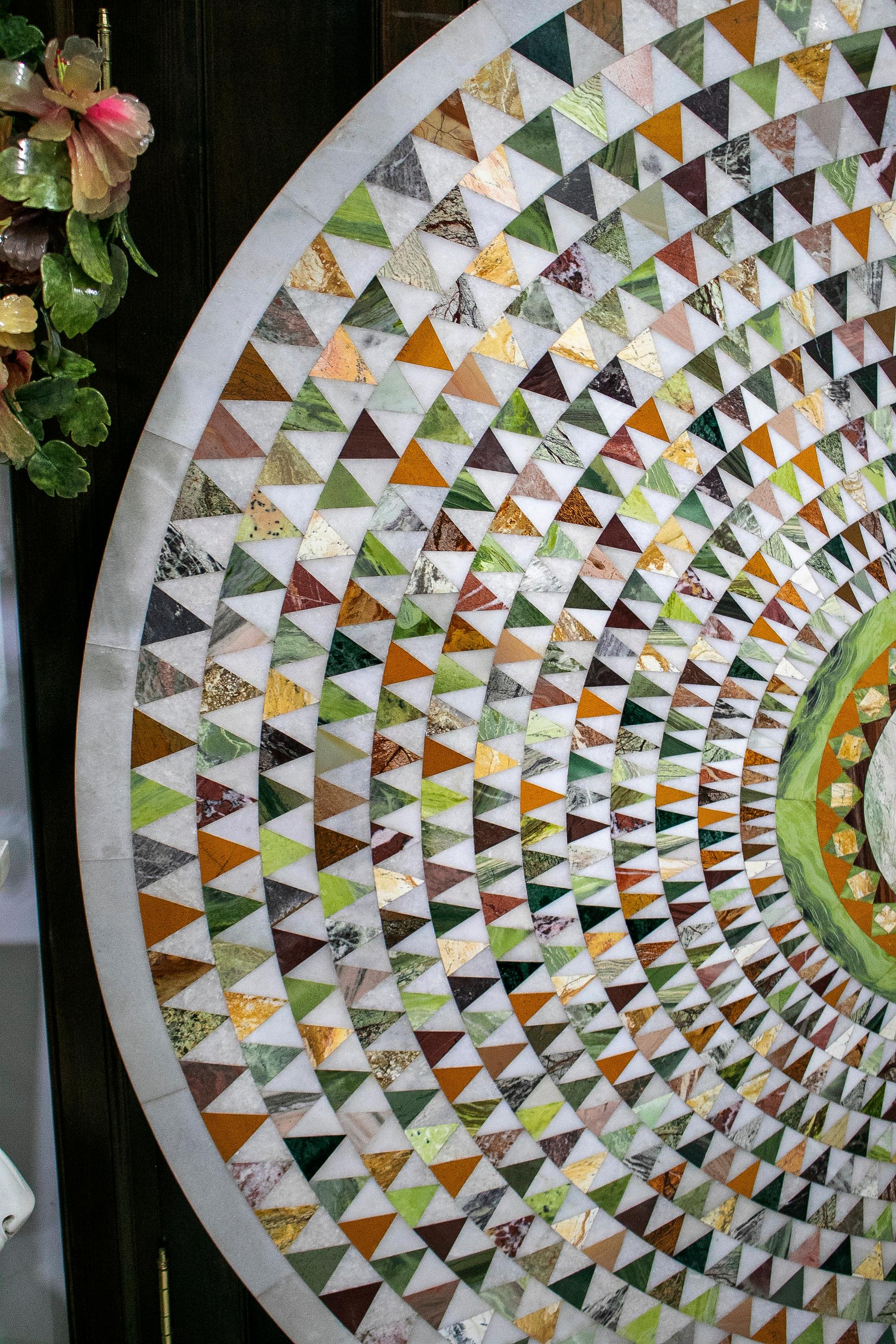 1990er Jahre Europäische Runde Mosaik Harte Steine Geometrische Runde Tischplatte (Marmor) im Angebot