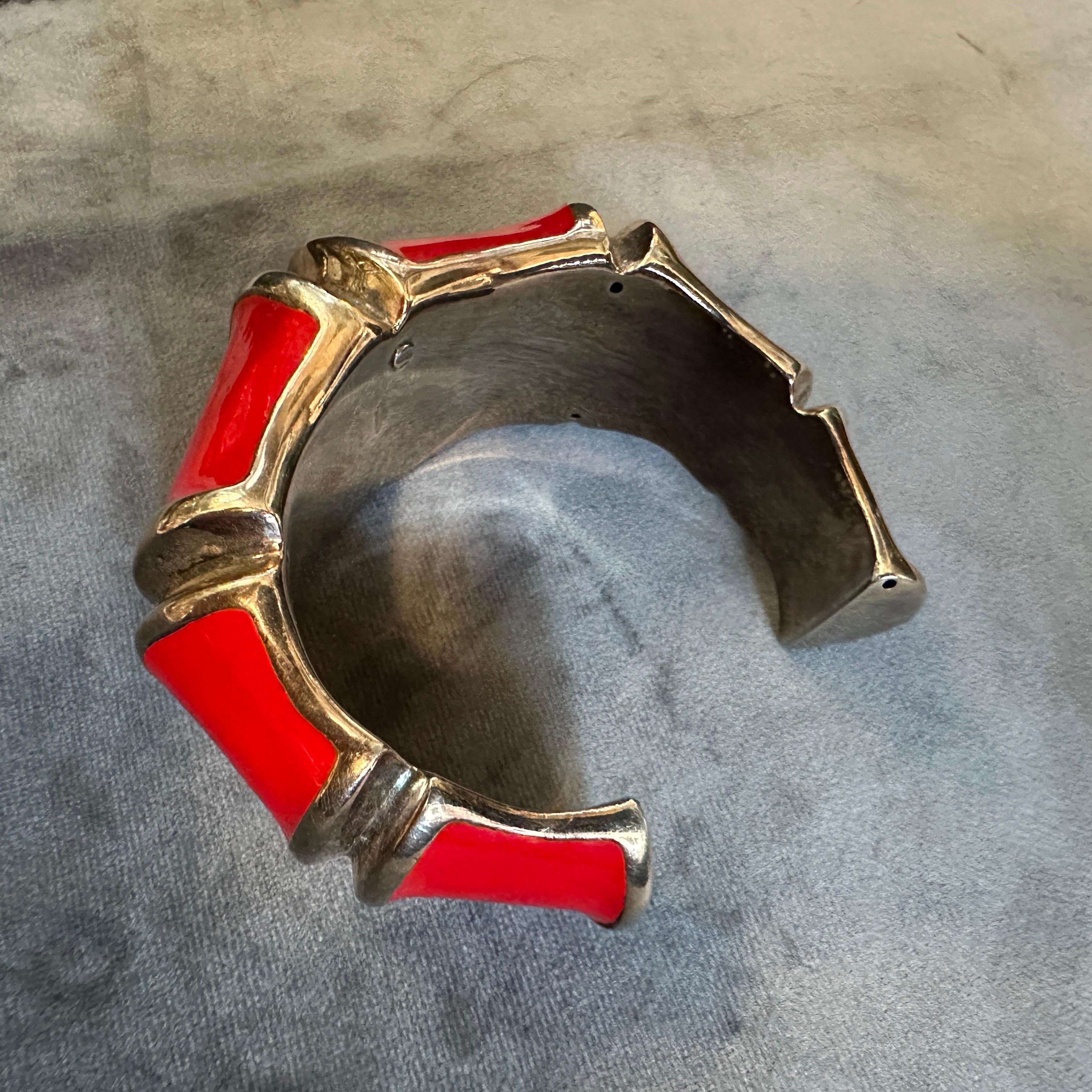 De las mujeres Pulsera de falso bambú de latón y laca roja de los años 90, de Fraleoni en venta