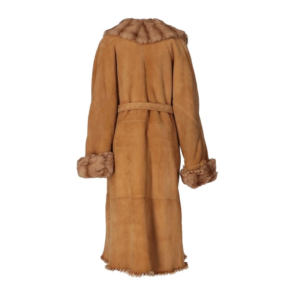 Fendi beige color with lamb lined interior sheepskin coat. Model with shawl collar, closure with logoed button and belt at the waist.

Size: 42 IT 

Flat measurements
Height: 123 cm
Bust: 62 cm
Shoulders: 45 cm
Sleeves: 66 cm

Composition: Outer: