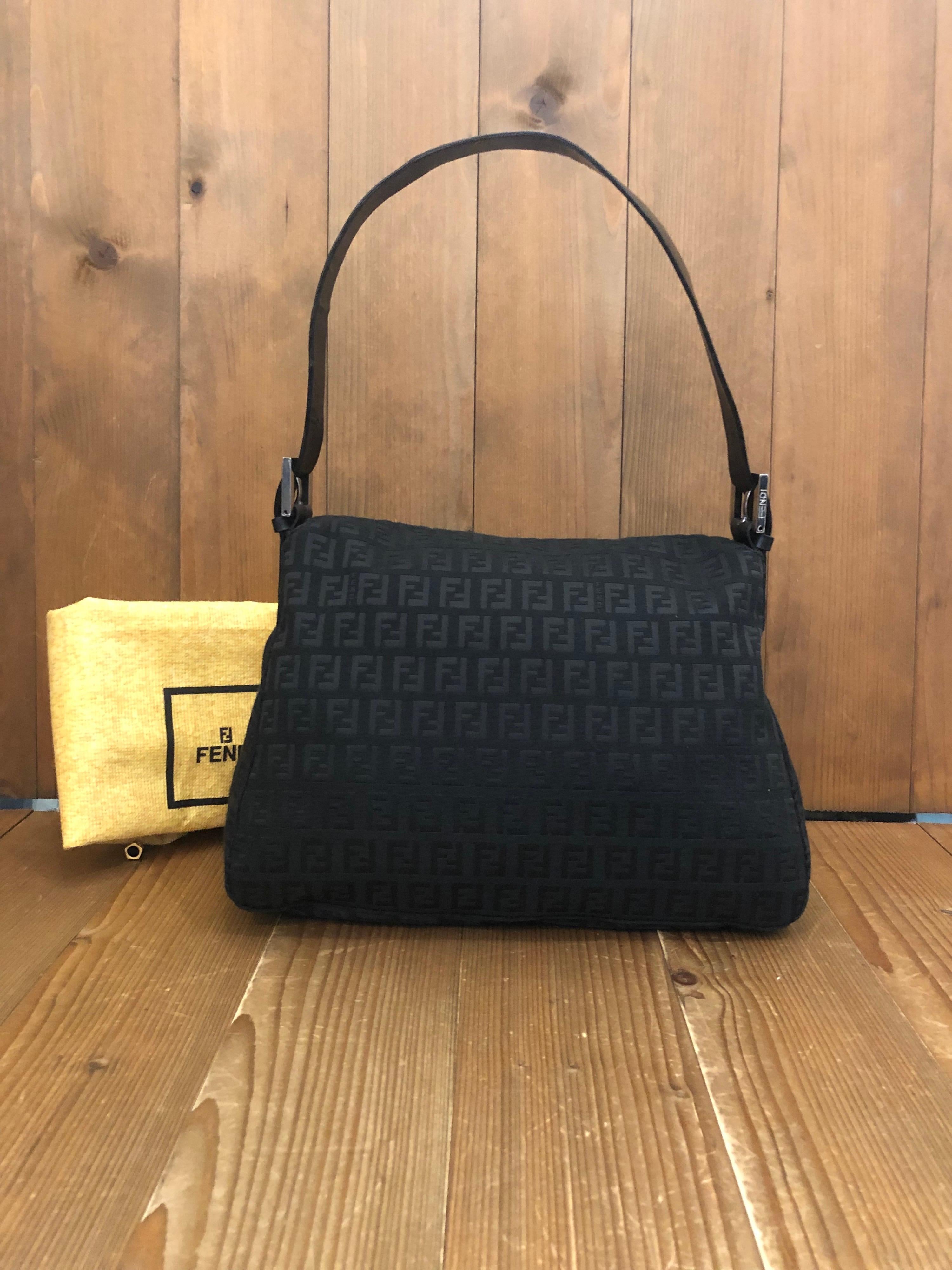 The iconic Fendi Mama Baguette handbag in black Zucchino jacquard featuring one interior zip pocket. Made in Italy. Measures 11.5 x 7.5 x 4.5 inches Handle Drop 9 inches. Comes with dustbag.

Condition - Excellent with minimal signs of wear. 
