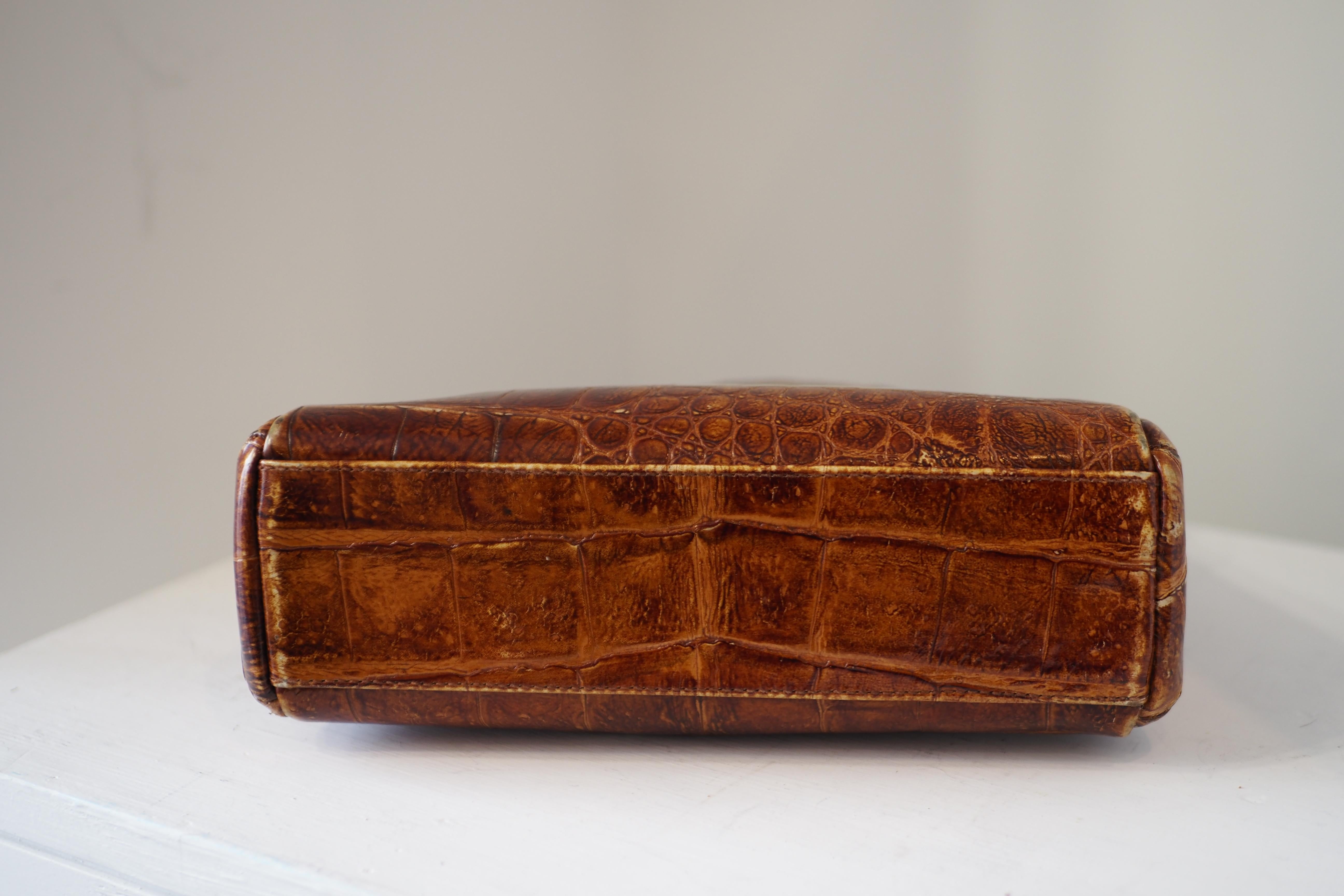1990er Fendi Brown Croco Stempel Umhängetasche im Angebot 10