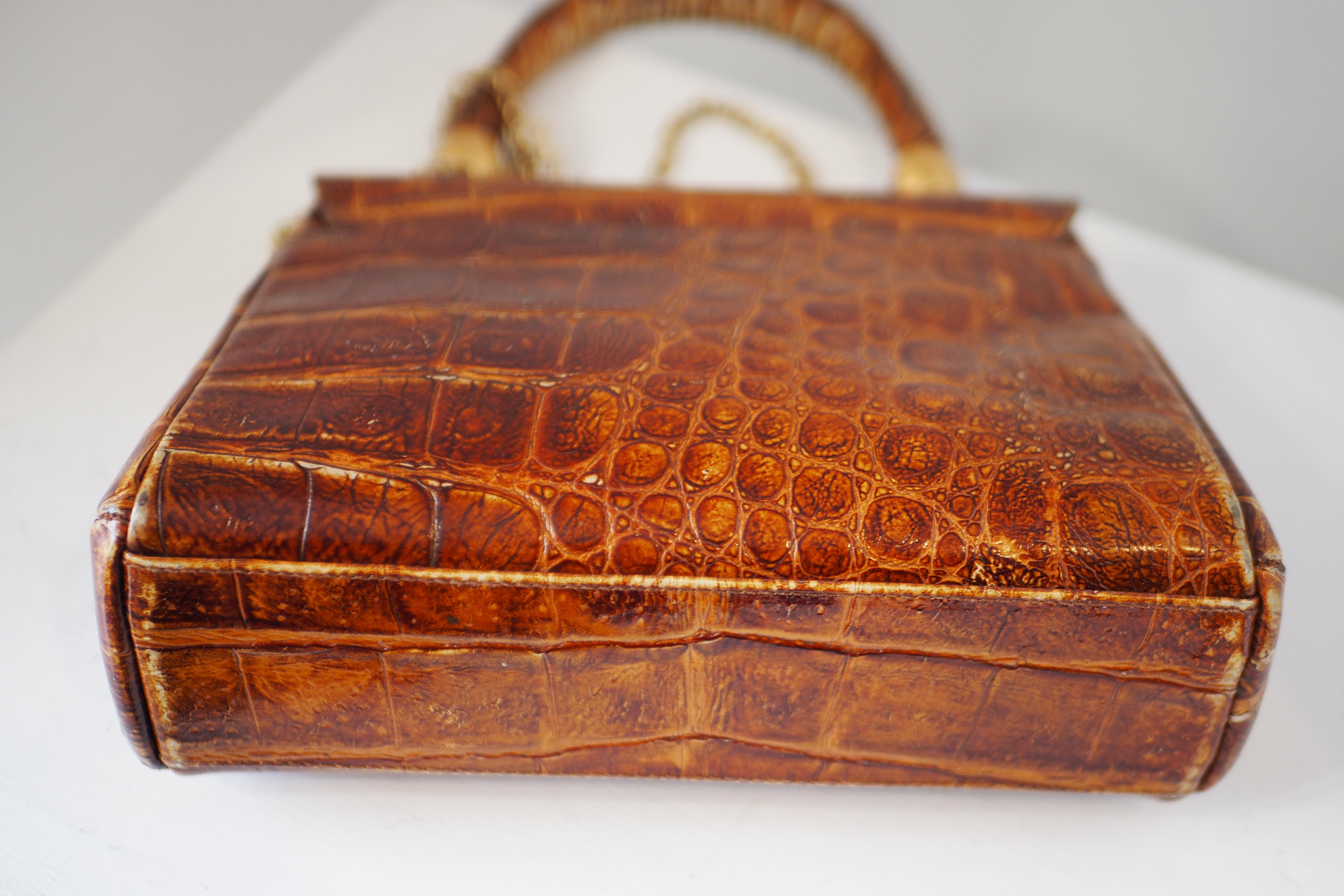 1990er Fendi Brown Croco Stempel Umhängetasche im Angebot 12