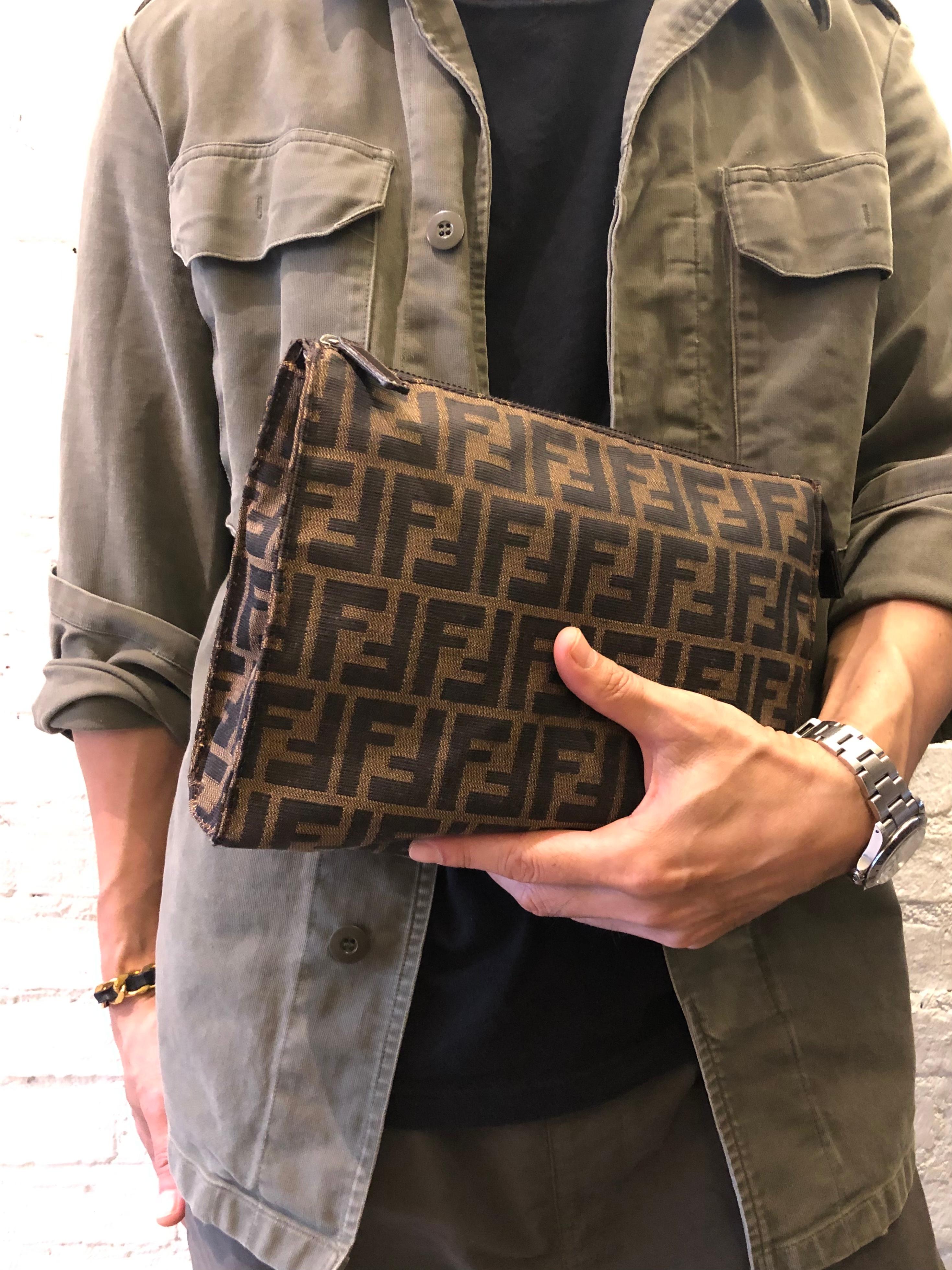 Vintage Fendi clutch bag in Fendi's iconic brown Zucca jacquard. Zipper top opens to a lined interior (interior replaced). Made in Italy. Measures approximately 10 x 8 x 3 inches. Comes with dustbag.

Condition: 

Outside: Minimal signs of wear