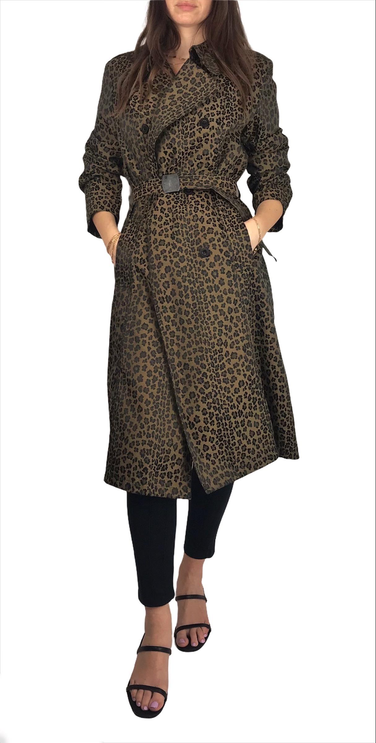 FENDI Jeans, Made in Italy, circa 90's.
Trenchcoat in coton and polyester. Cheetah print mixed with the Fendi logo. The belt has a military inspired buckle in black metal. The buttons are black and has the inscription 