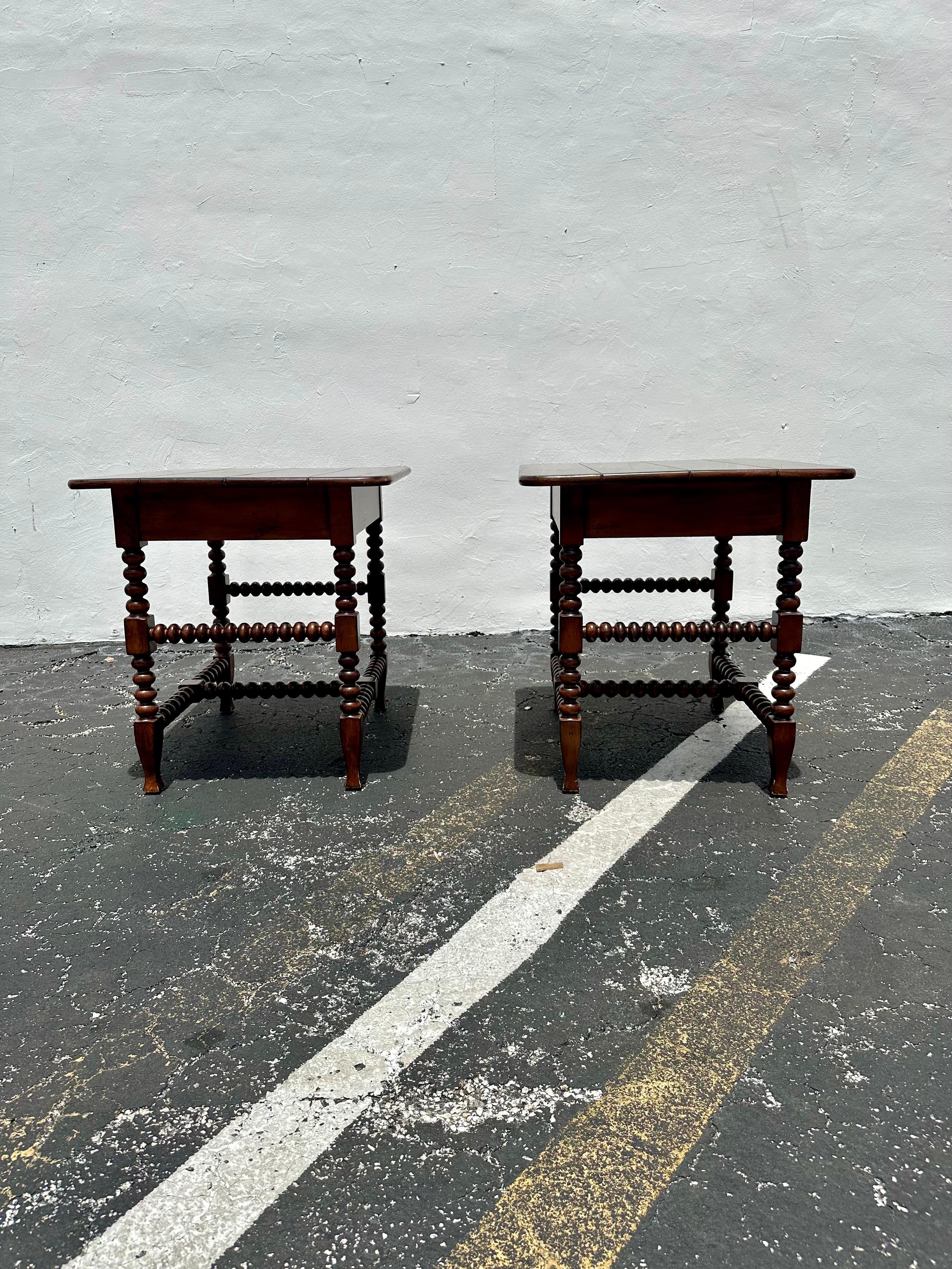 Nous vous proposons ici l'une des plus belles et des plus rares tables de nuit ou tables d'appoint de style 